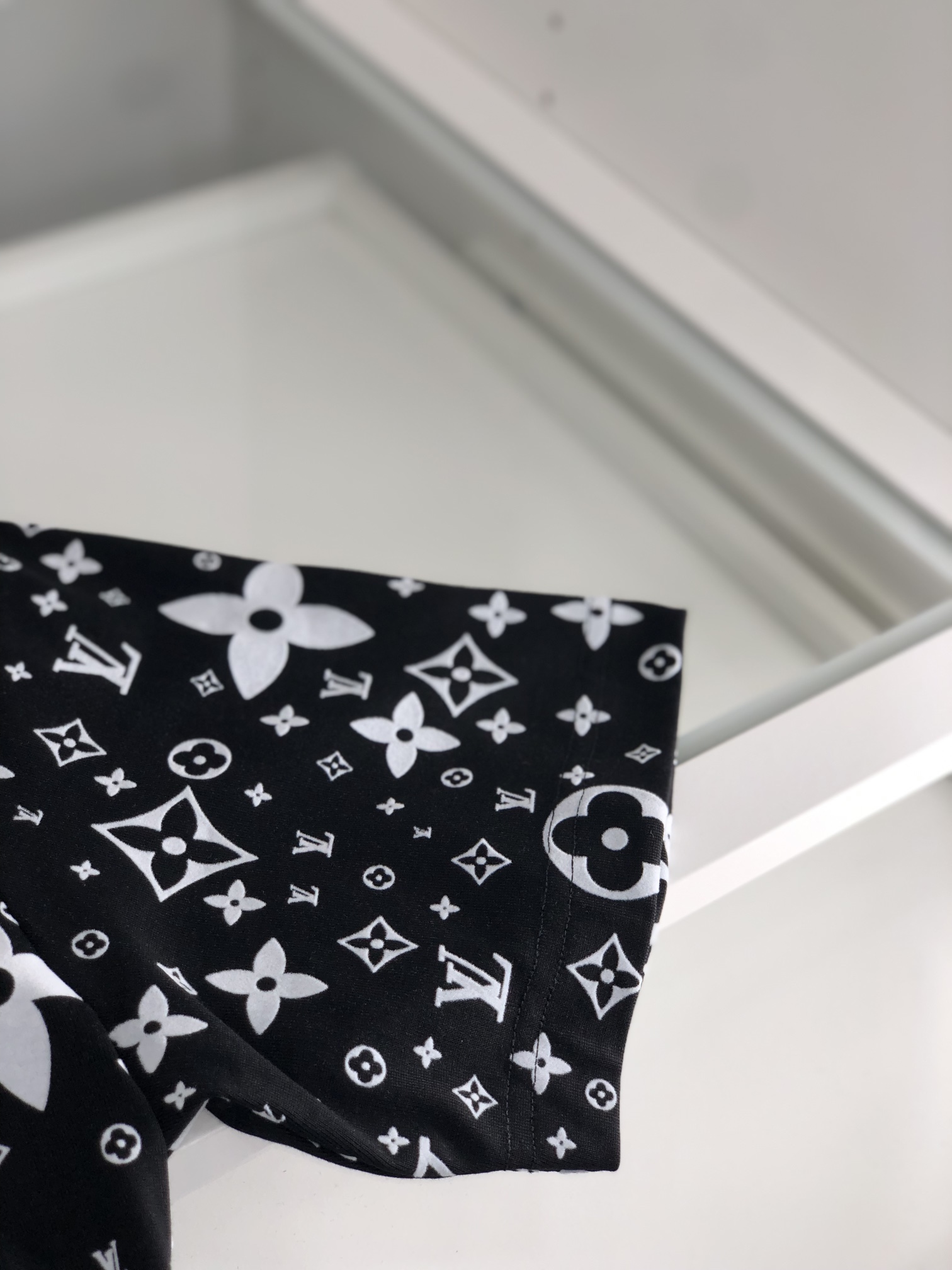 最高級ルイヴィトンスーパーコピー服 ルイヴィトンTシャツコピー フローラルモノグラムTシャツ ブラック 202405033 コットン 100% - 画像 (4)