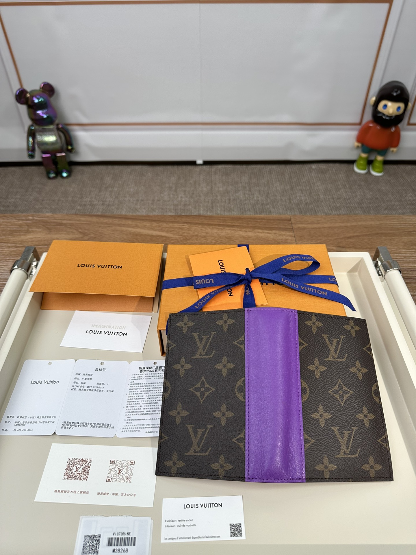 最高級ルイヴィトンスーパーコピー ルイヴィトンカードケースコピー パスポートカバー クーヴェルテュール・パスポール NM バイオレット M28268 モノグラム・マカサー キャンバス - 画像 (3)
