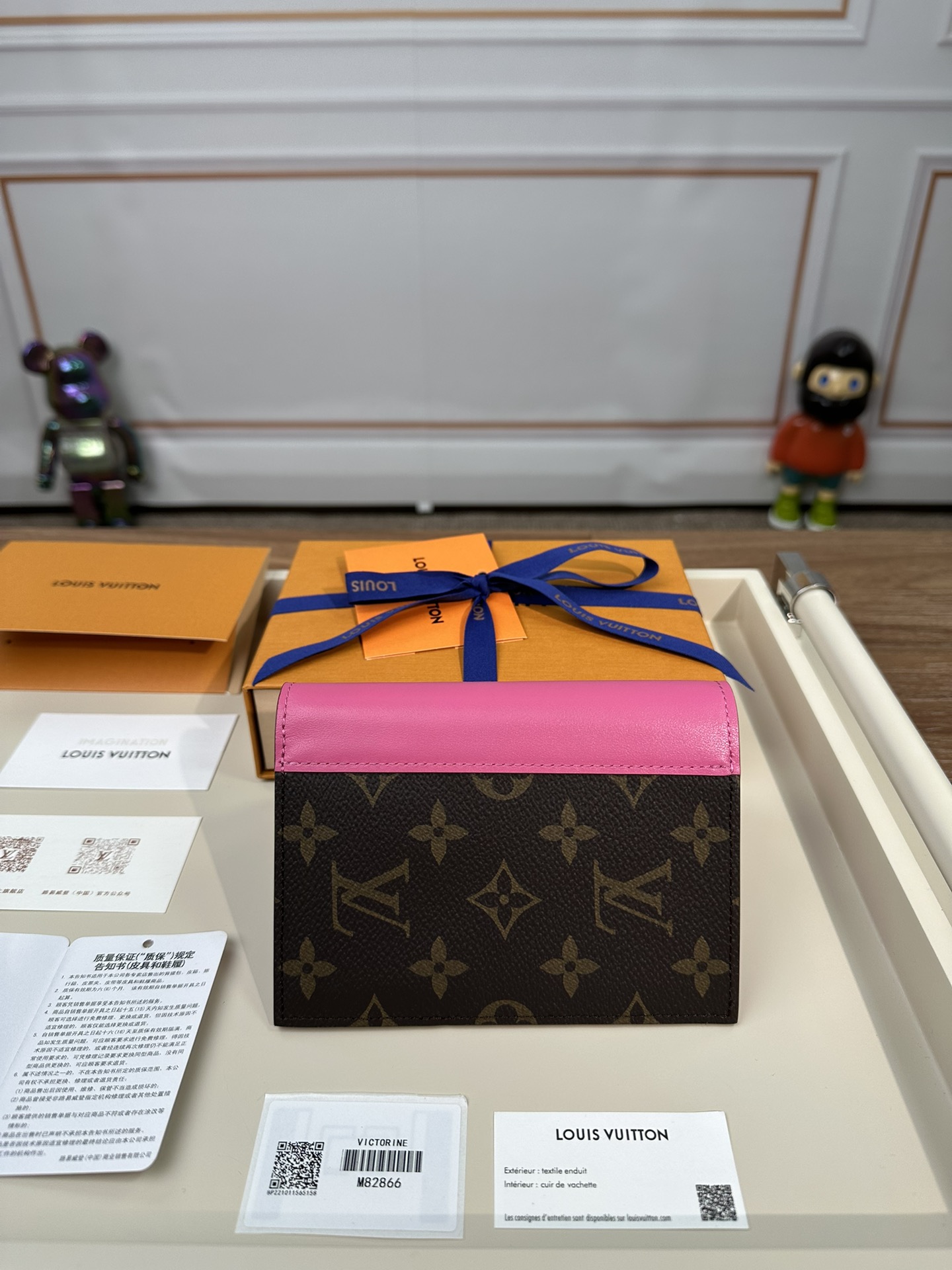 最高級ルイヴィトンスーパーコピー ルイヴィトンカードケースコピー パスポートカバー クーヴェルテュール・パスポール NM フューシャ M82866 モノグラム・マカサー キャンバス - 画像 (9)