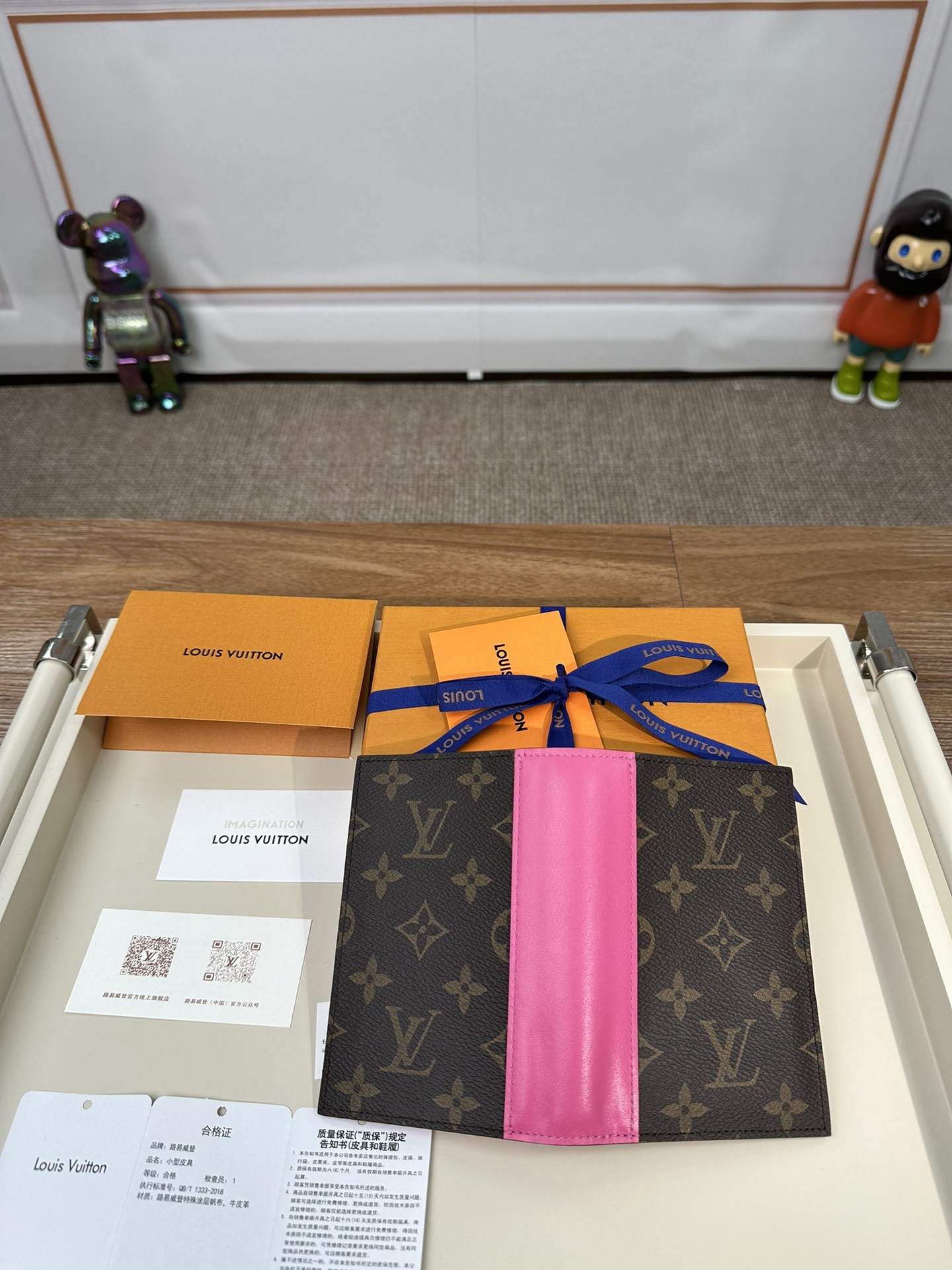 最高級ルイヴィトンスーパーコピー ルイヴィトンカードケースコピー パスポートカバー クーヴェルテュール・パスポール NM フューシャ M82866 モノグラム・マカサー キャンバス - 画像 (3)