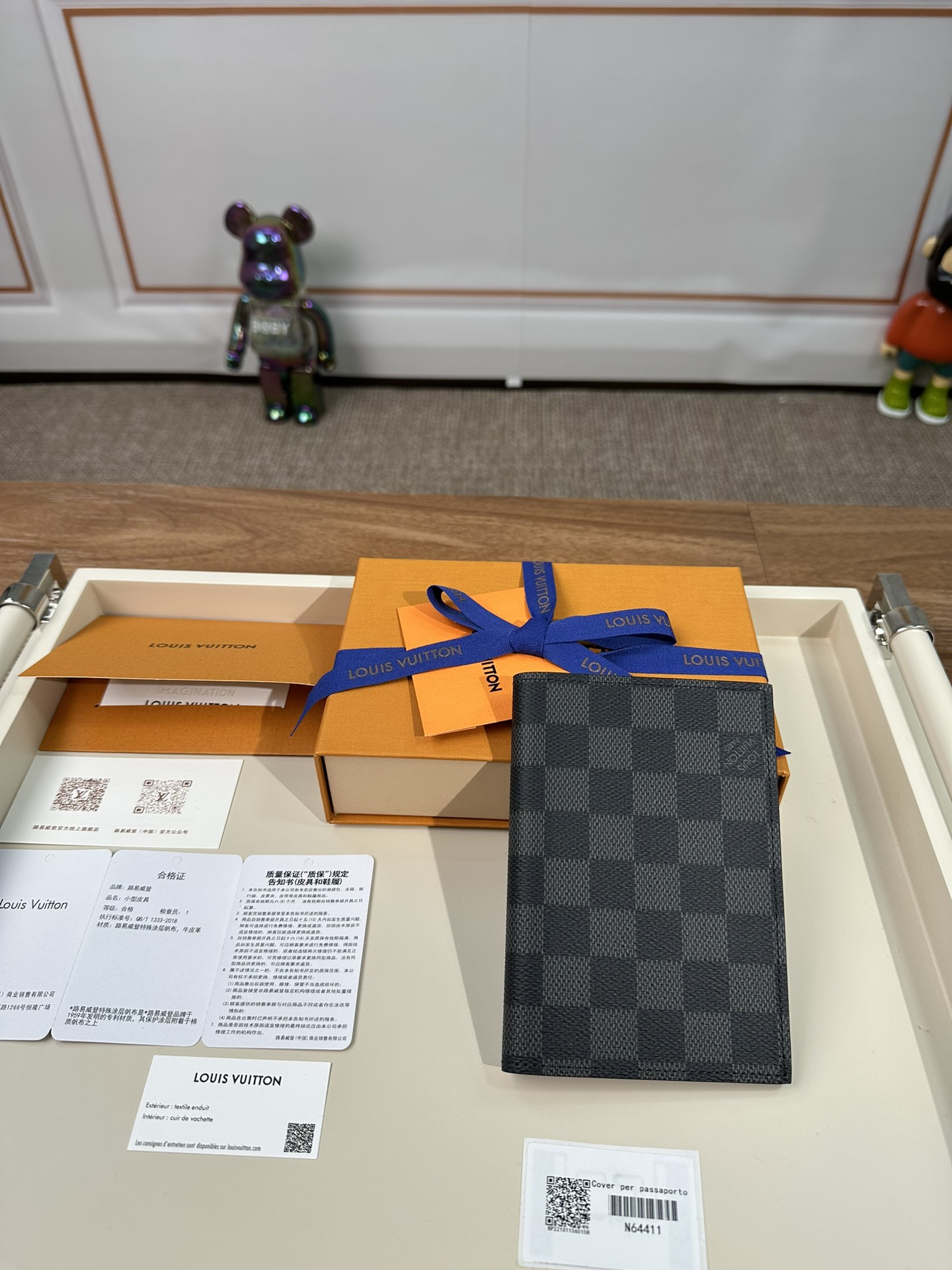 最高級ルイヴィトンスーパーコピー ルイヴィトンカードケースコピー パスポートカバー クーヴェルテュール・パスポール NM ブラック N64411 ダミエ・グラフィット キャンバス - 画像 (9)