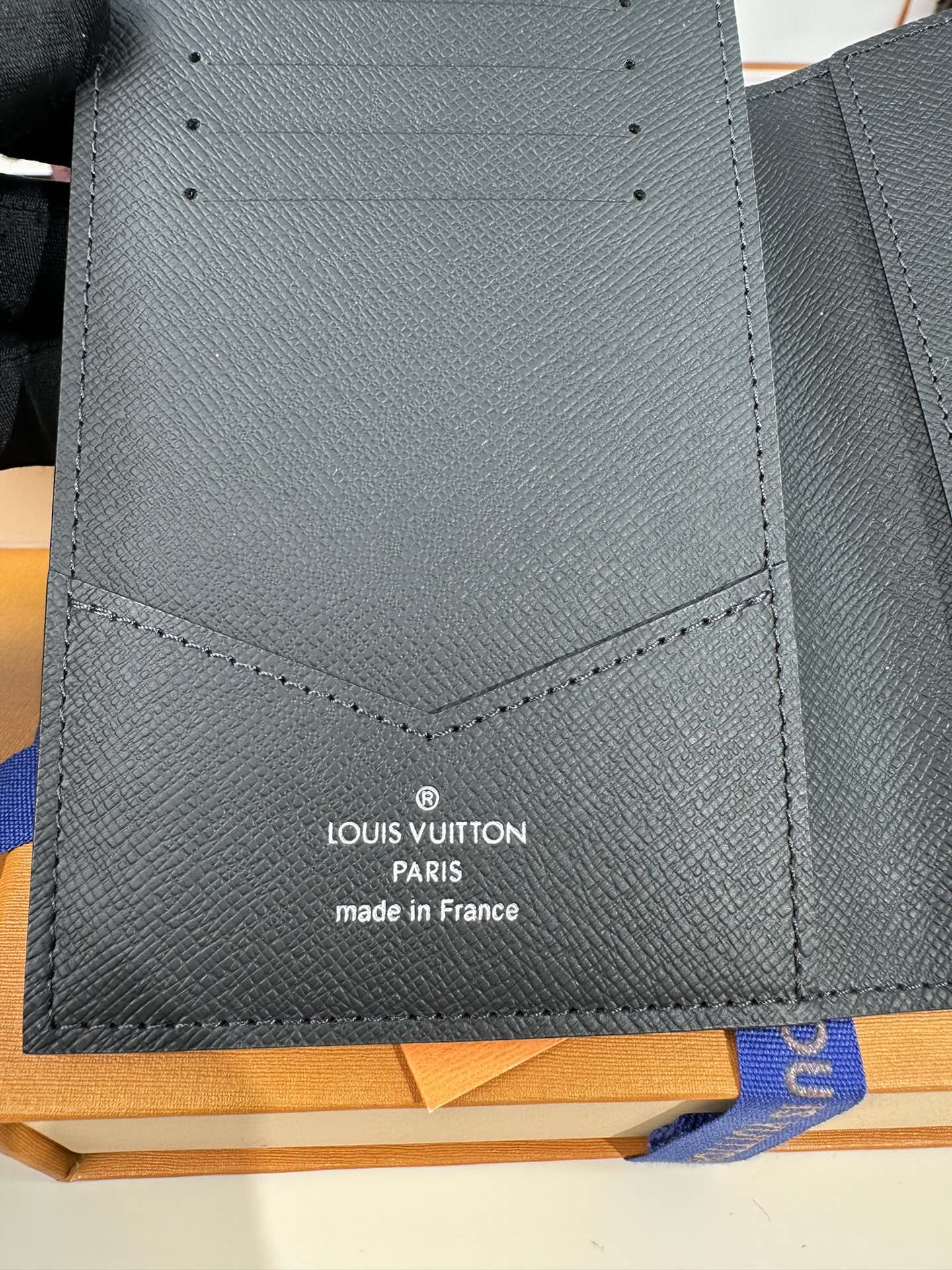 最高級ルイヴィトンスーパーコピー ルイヴィトンカードケースコピー パスポートカバー クーヴェルテュール・パスポール NM ブラック M64501 モノグラム・エクリプス キャンバス - 画像 (4)