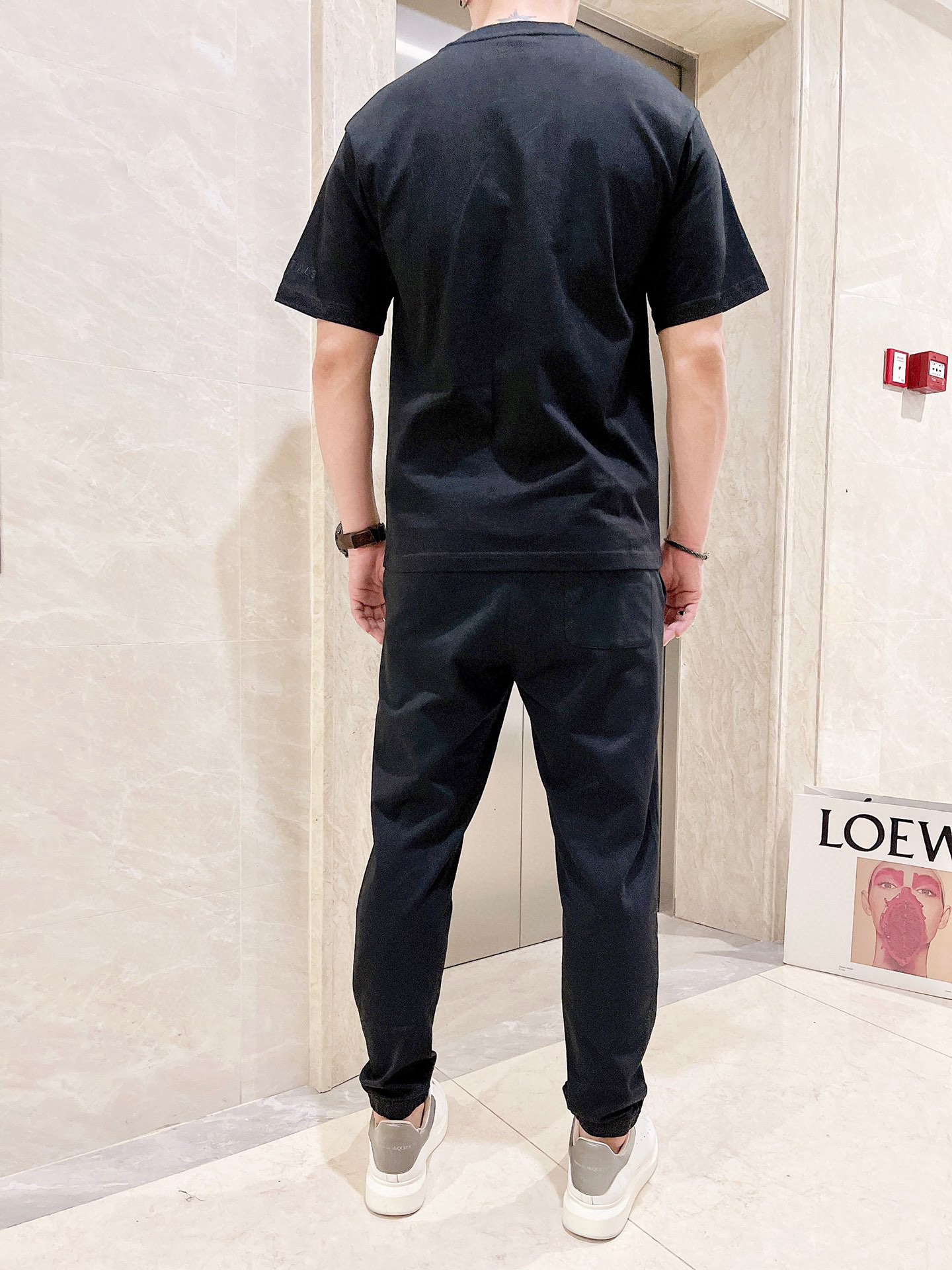 最高級ルイヴィトンスーパーコピー服 ルイヴィトンパンツコピー セットアップ 2点セット モノグラムTシャツ スラックス ブラック ホワイト 202405055 コットン 100% - 画像 (6)