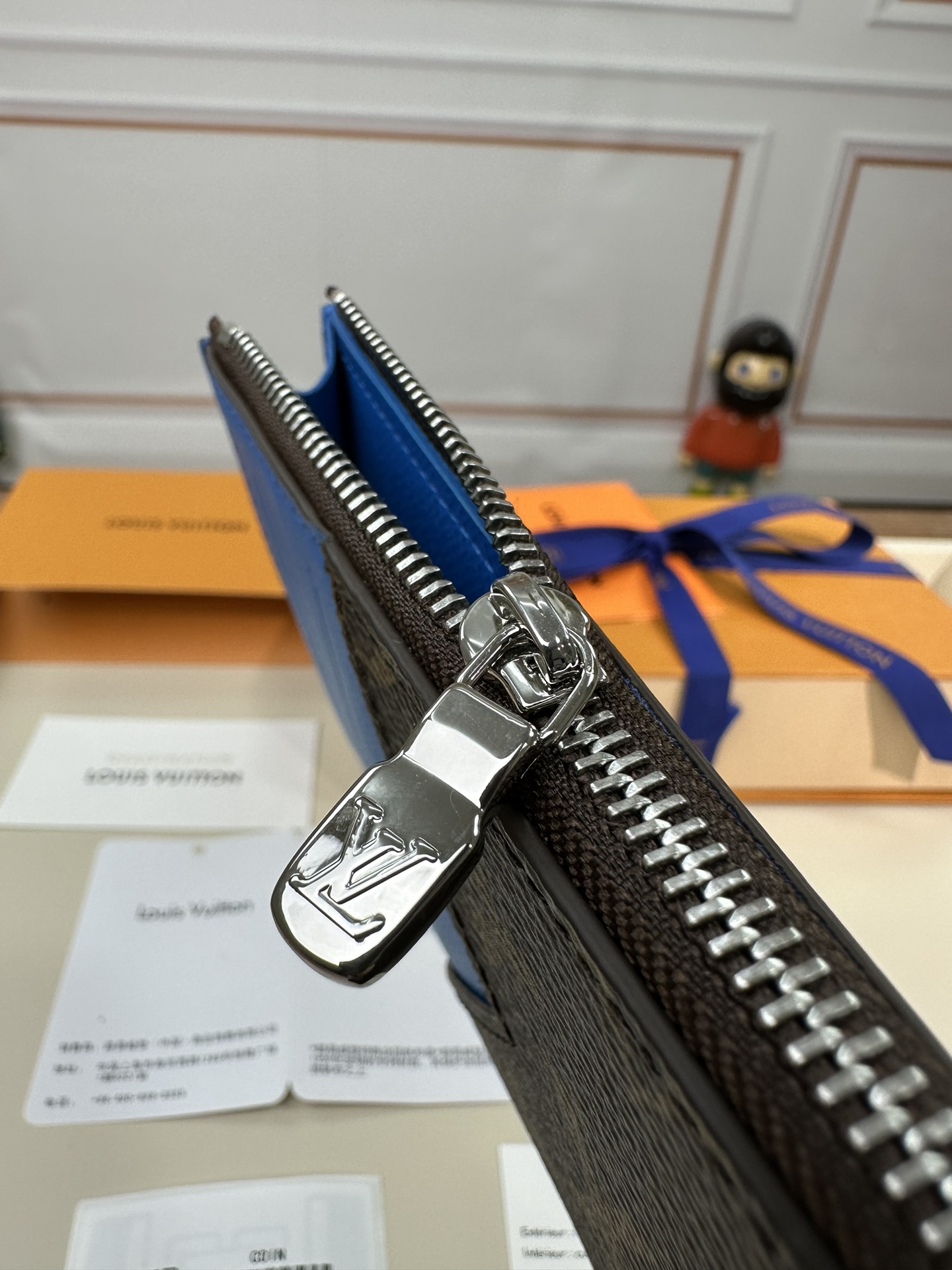 最高級ルイヴィトンスーパーコピー ルイヴィトンカードケースコピー コインカード・ホルダー ブルー M82911 モノグラム・マカサー キャンバス シルバー金具 - 画像 (5)