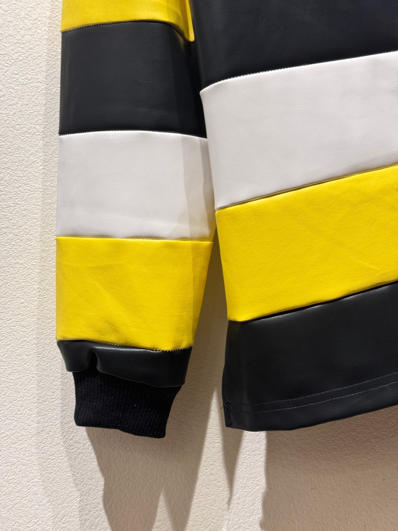 最高級ルイヴィトンスーパーコピー服 ルイヴィトンポロシャツコピー ロングスリーブレザーインターシャラグビーポロ 羊革 100% 202405070 - 画像 (3)