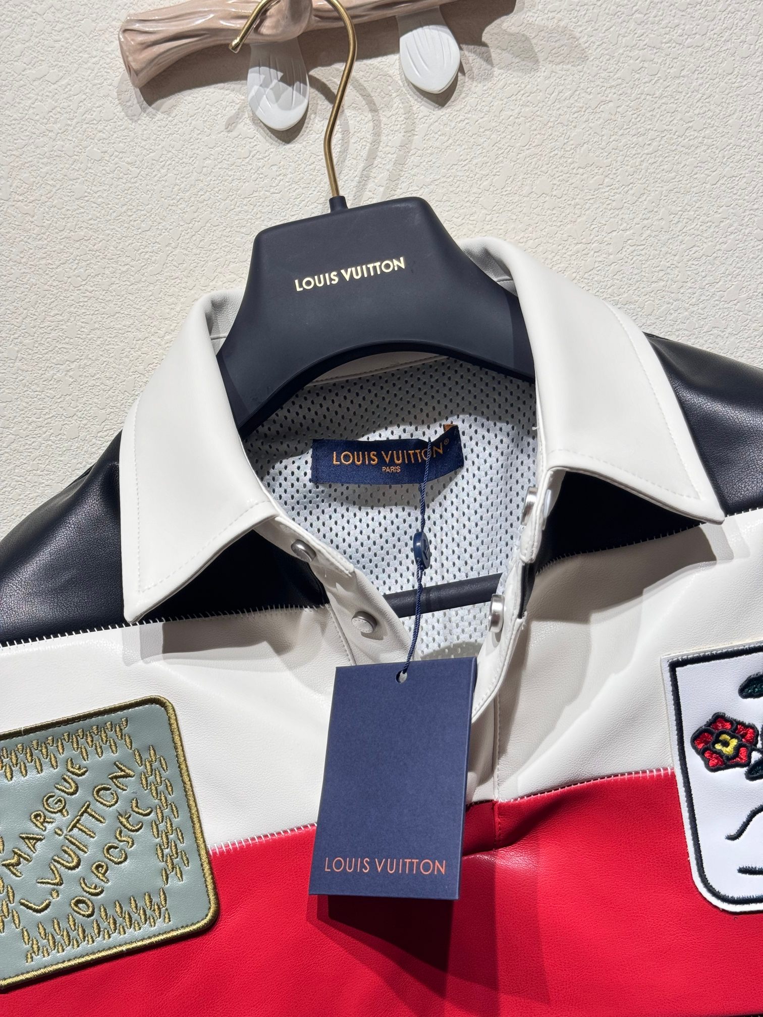 最高級ルイヴィトンスーパーコピー服 ルイヴィトンポロシャツコピー ロングスリーブレザーインターシャラグビーポロ 1AFIS3 羊革 100% 202405071 - 画像 (5)
