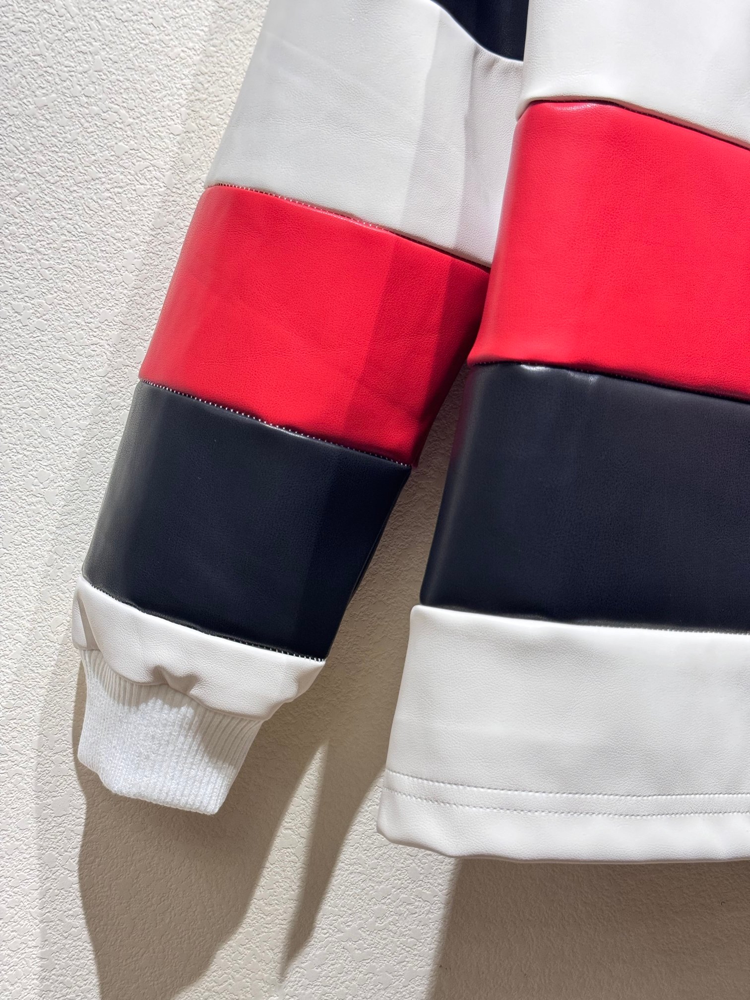 最高級ルイヴィトンスーパーコピー服 ルイヴィトンポロシャツコピー ロングスリーブレザーインターシャラグビーポロ 1AFIS3 羊革 100% 202405071 - 画像 (2)
