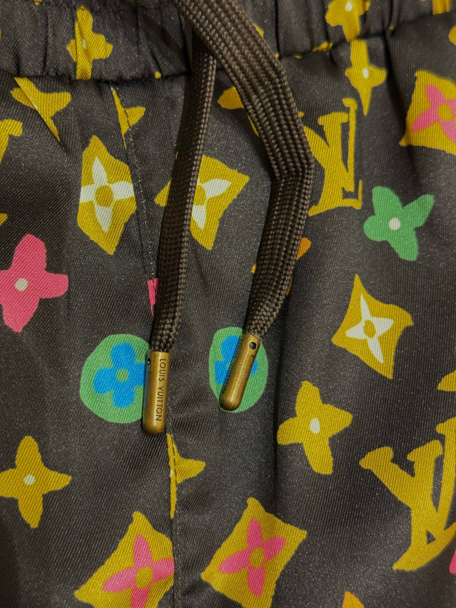 最高級ルイヴィトンスーパーコピー服 ルイヴィトンハーフパンツコピー コットンピケポロウィズエンブロイダードLVパッチ 1A5TSP ブラック コットン100% - 画像 (3)