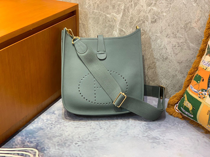 最高級HERMESスーパーコピー エルメスエヴリン29/PMコピー エヴリン3 29/PM シエル トリヨン ゴールド金具 新品 2024W1075 - 画像 (9)