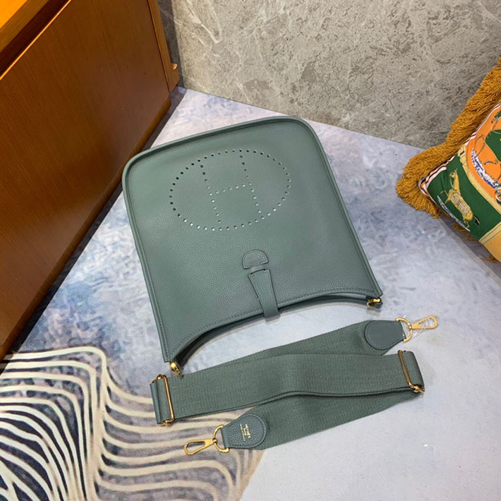 最高級HERMESスーパーコピー エルメスエヴリン29/PMコピー エヴリン3 29/PM シエル トリヨン ゴールド金具 新品 2024W1075 - 画像 (7)