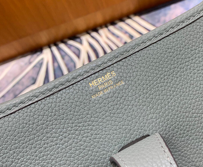 最高級HERMESスーパーコピー エルメスエヴリン29/PMコピー エヴリン3 29/PM シエル トリヨン ゴールド金具 新品 2024W1075 - 画像 (3)