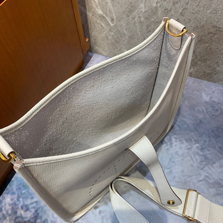 最高級HERMESスーパーコピー エルメスエヴリン29/PMコピー エヴリン3 29/PM クレ トリヨン ゴールド金具 新品 2024W1076 - 画像 (4)