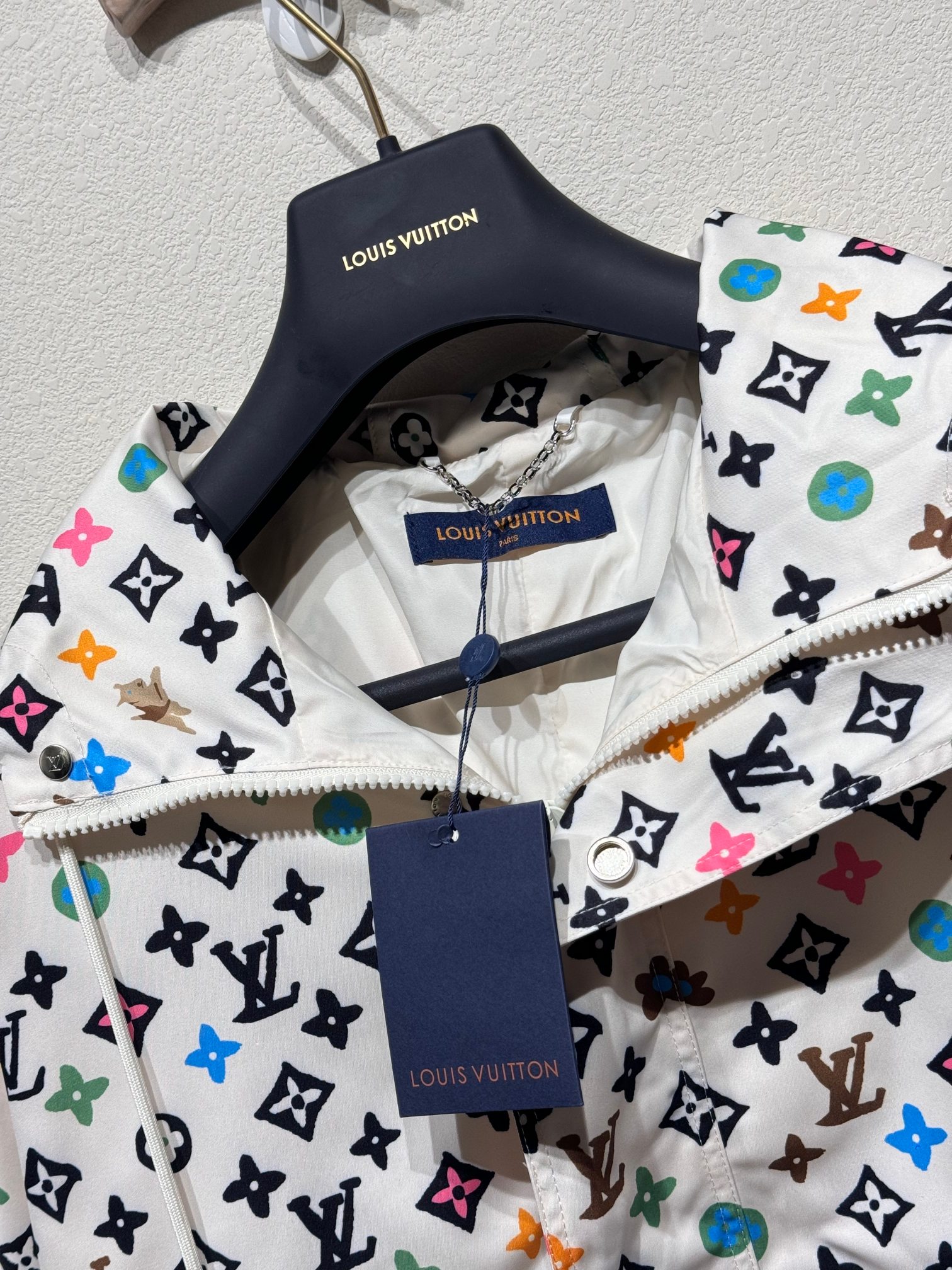 最高級ルイヴィトンスーパーコピー服 ルイヴィトンコートコピー プリントモノグラムウインドブレーカー 1AFRCJ ホワイト ナイロン100% 202405078 - 画像 (5)