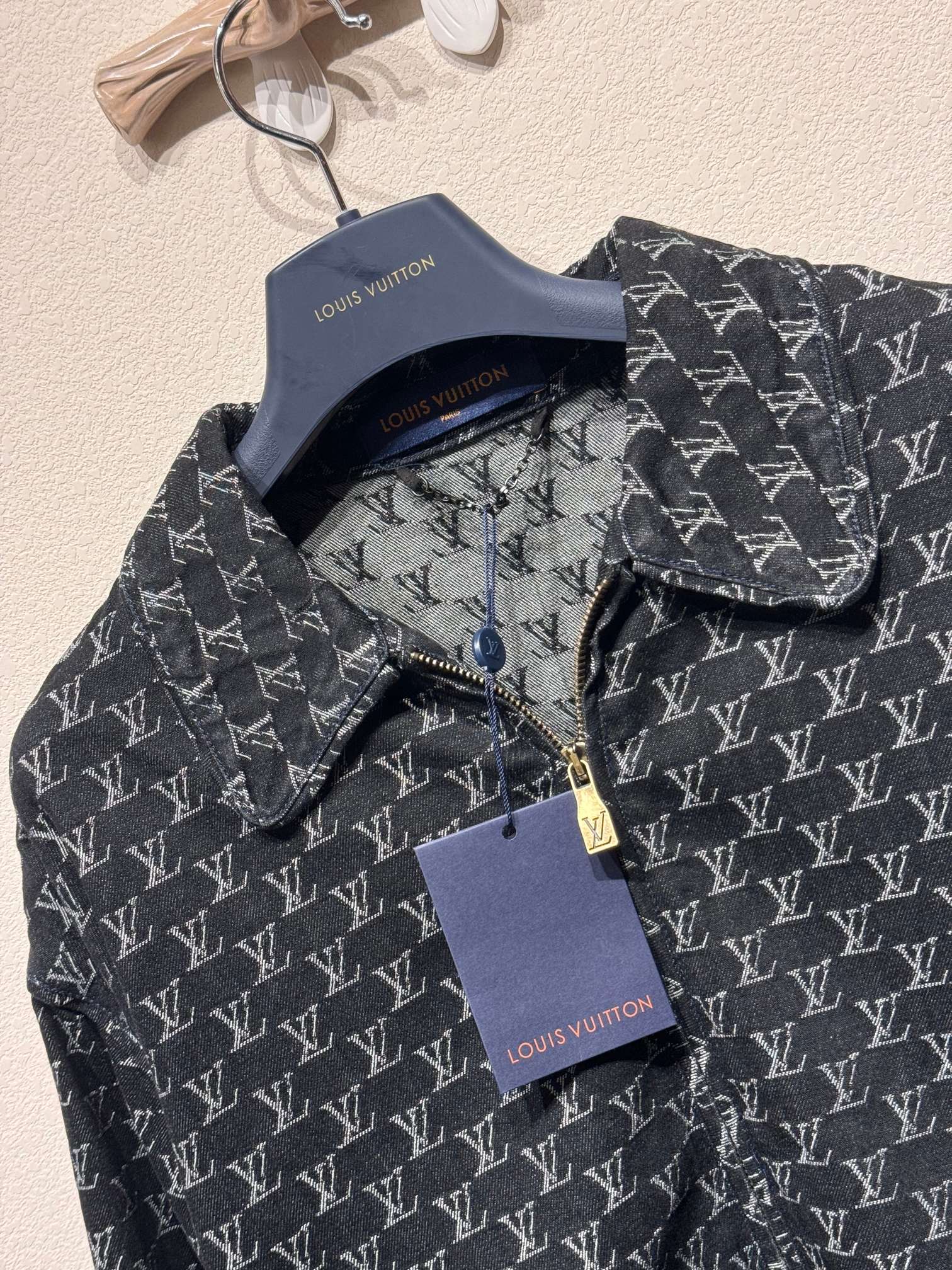 最高級ルイヴィトンスーパーコピー服 ルイヴィトンコートコピー モノグラムウールブークレットジップブルゾン ブラック ナイロン100% 202405079 - 画像 (4)