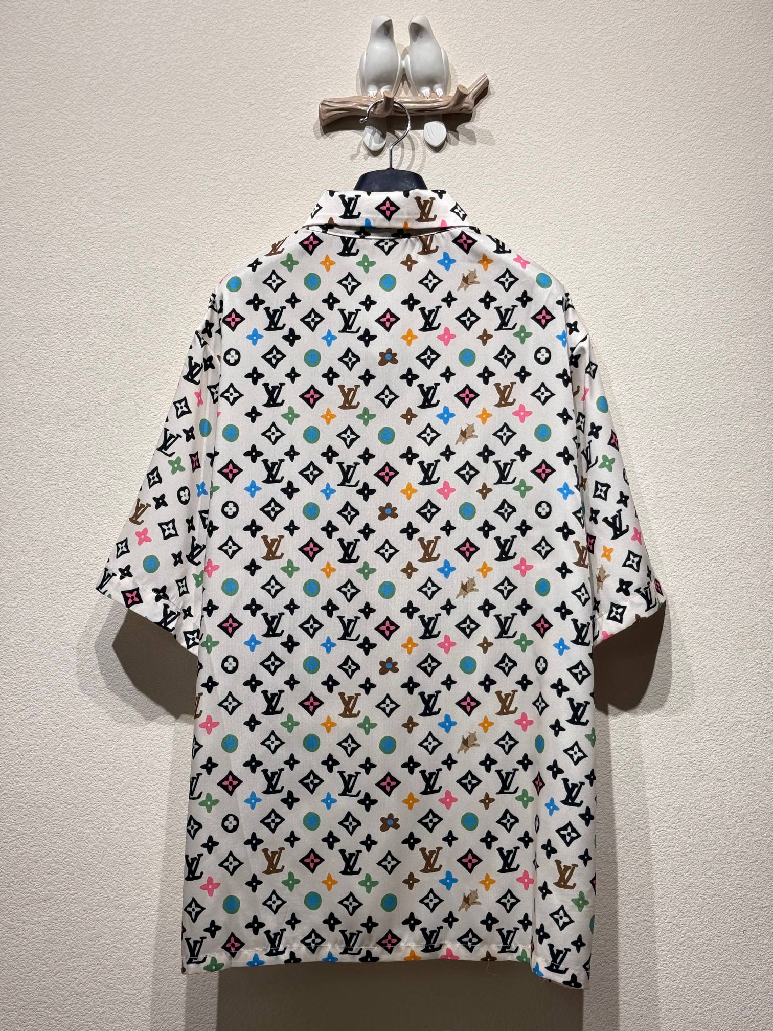 最高級ルイヴィトンスーパーコピー服 ルイヴィトンワイシャツコピー モノグラムプリントショートスリーブシルクシャツ ホワイト シルク100% 202405080 - 画像 (6)