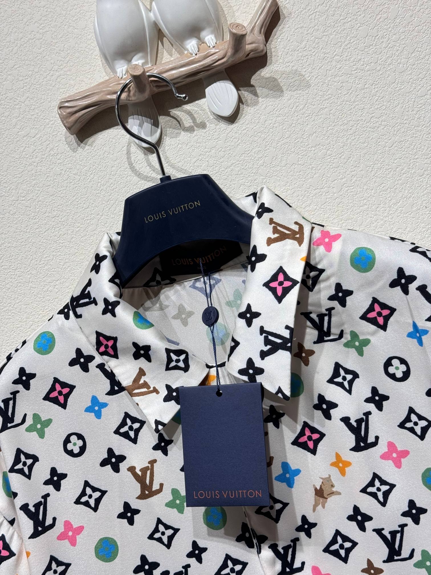 最高級ルイヴィトンスーパーコピー服 ルイヴィトンワイシャツコピー モノグラムプリントショートスリーブシルクシャツ ホワイト シルク100% 202405080 - 画像 (4)