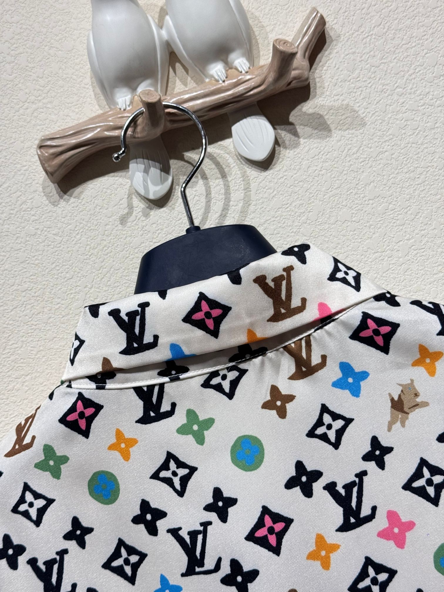 最高級ルイヴィトンスーパーコピー服 ルイヴィトンワイシャツコピー モノグラムプリントショートスリーブシルクシャツ ホワイト シルク100% 202405080 - 画像 (3)