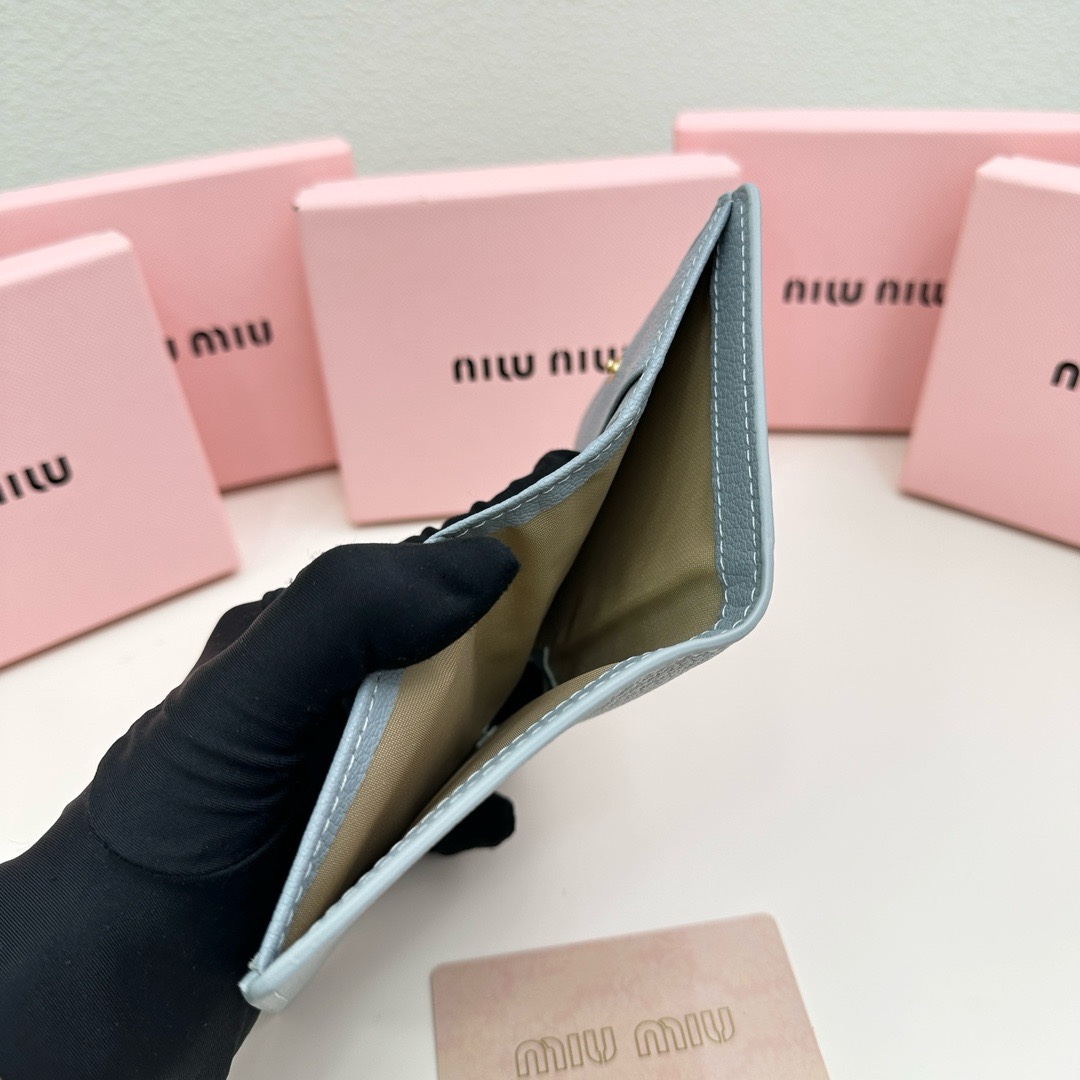 最高級MiuMiuスーパーコピー ミュウミュウ財布コピー ソフティパデッドレザー 折り財布 ライトブルー 5MV204_2DT7_F0637 レザー - 画像 (4)