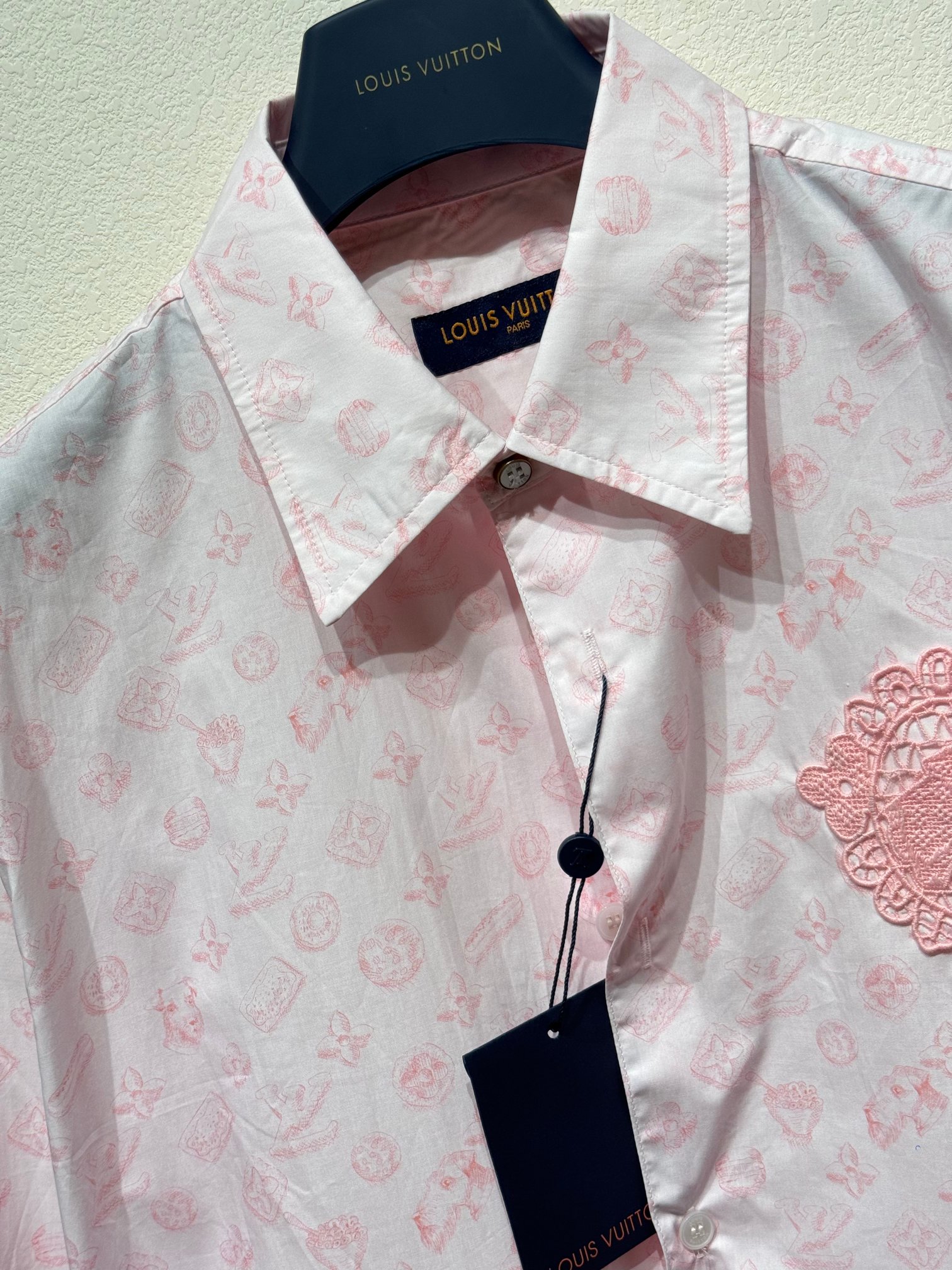 最高級ルイヴィトンスーパーコピー服 ルイヴィトンワイシャツコピー モノグラムプリントロングスリーブコットンシャツ 1AFQ06 コーラル ブラッシュ コットン100% - 画像 (4)