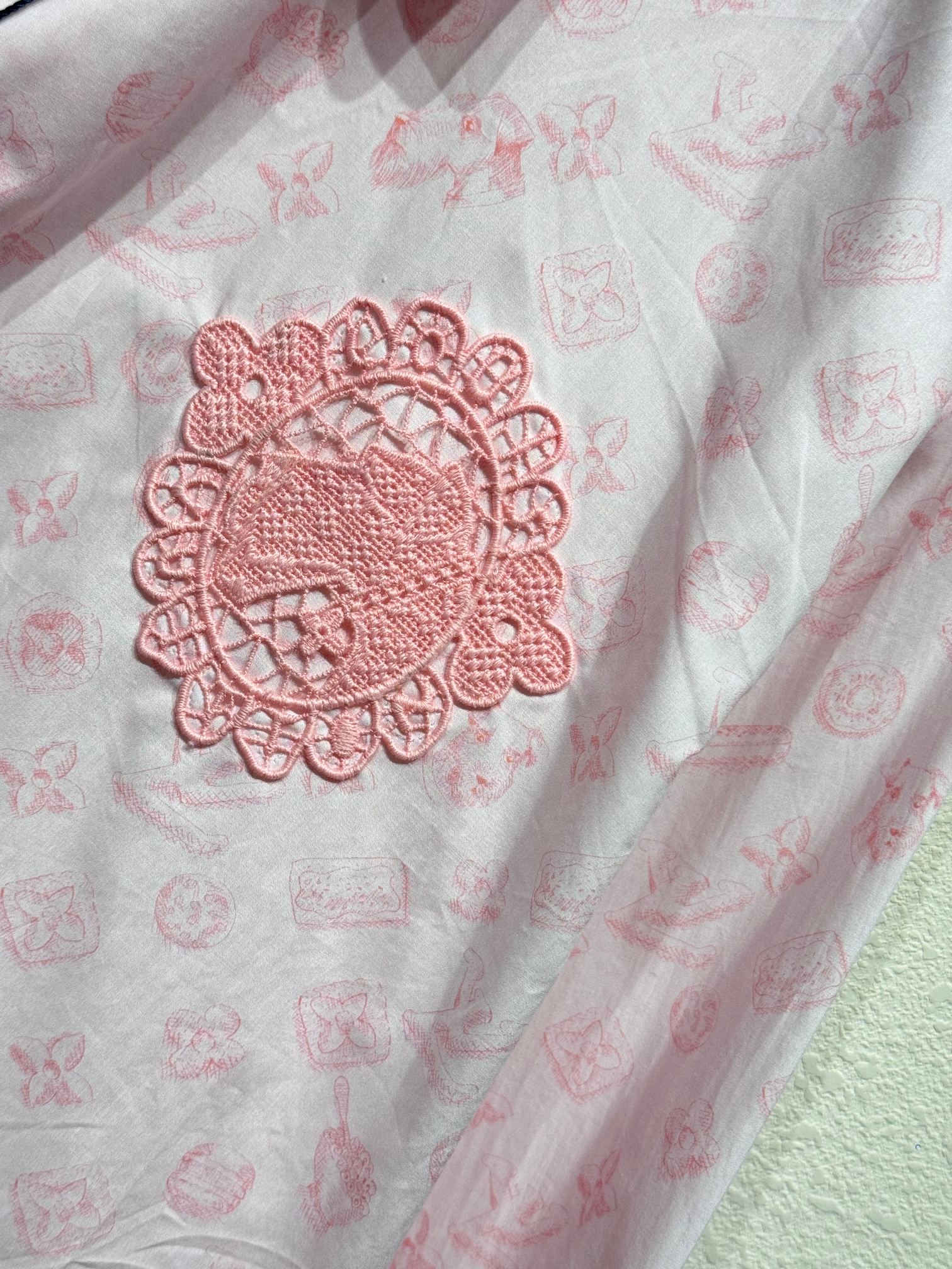 最高級ルイヴィトンスーパーコピー服 ルイヴィトンワイシャツコピー モノグラムプリントロングスリーブコットンシャツ 1AFQ06 コーラル ブラッシュ コットン100% - 画像 (3)