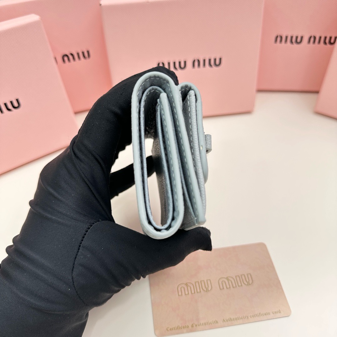 最高級MiuMiuスーパーコピー ミュウミュウ財布コピー ヴィッテロダイノレザーフラップ付折り財布 ライトブルー 5MH043_2DT7_F0637 レザー - 画像 (6)