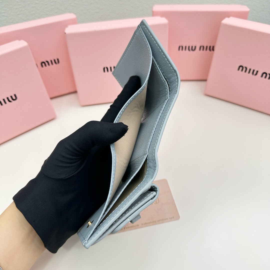 最高級MiuMiuスーパーコピー ミュウミュウ財布コピー ヴィッテロダイノレザーフラップ付折り財布 ライトブルー 5MH043_2DT7_F0637 レザー - 画像 (4)