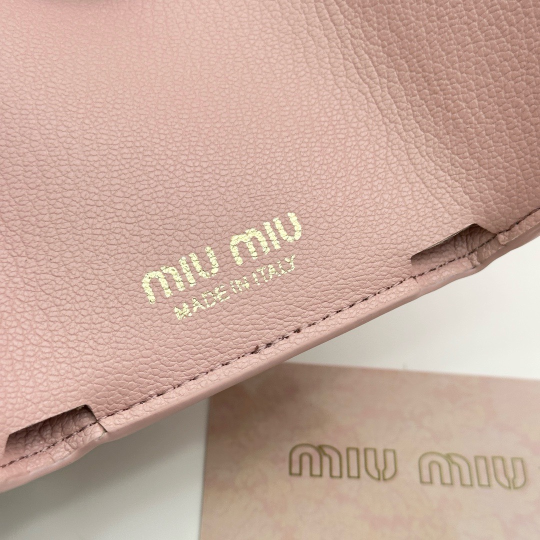 最高級MiuMiuスーパーコピー ミュウミュウ財布コピー ヴィッテロダイノレザーフラップ付折り財布 ピンク 5MH043_2FPP_F0E18 レザー - 画像 (2)