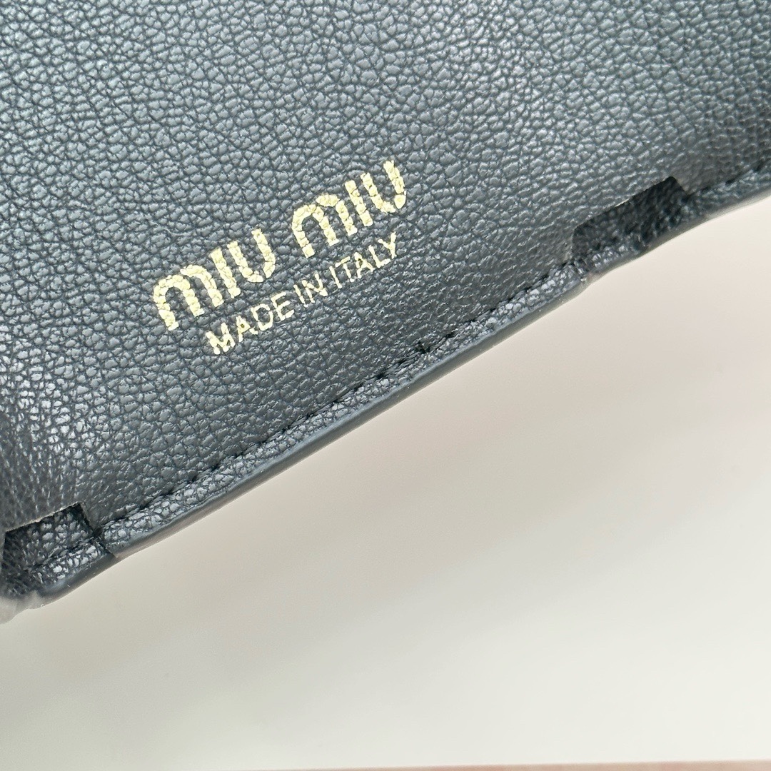 最高級MiuMiuスーパーコピー ミュウミュウ財布コピー ヴィッテロダイノレザーフラップ付折り財布 ブラック 5MH043_2FPP_F0002 レザー - 画像 (4)