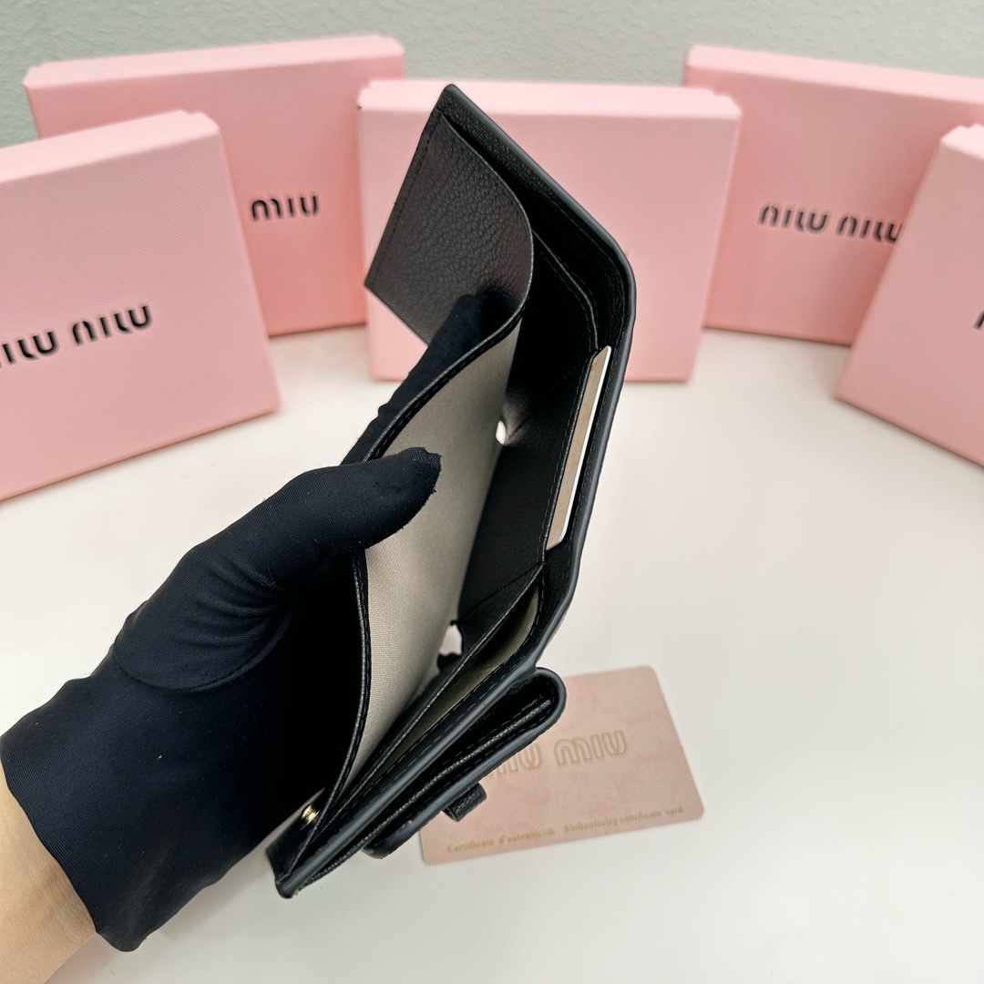 最高級MiuMiuスーパーコピー ミュウミュウ財布コピー ヴィッテロダイノレザーフラップ付折り財布 ブラック 5MH043_2FPP_F0002 レザー - 画像 (3)