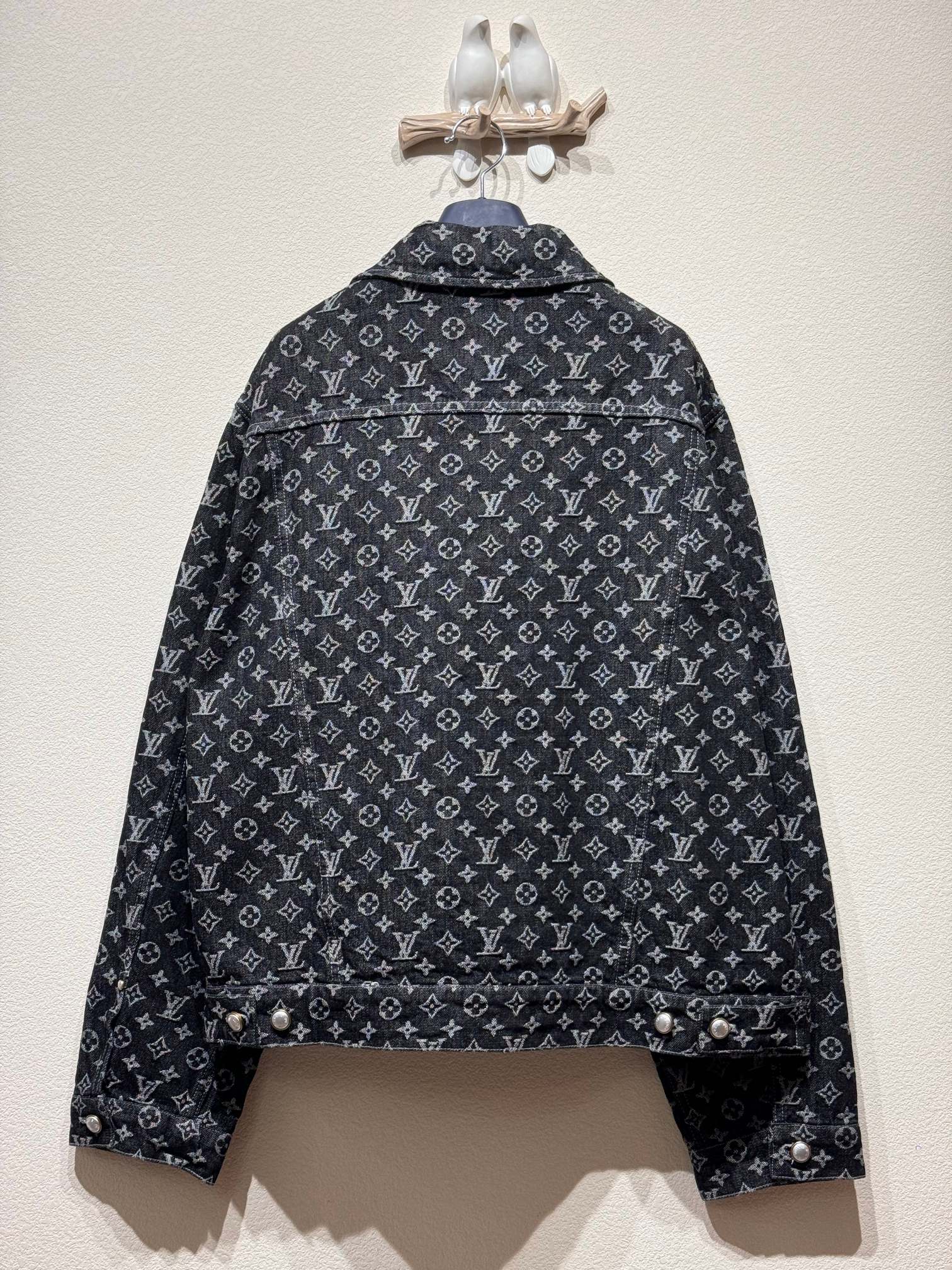 最高級ルイヴィトンスーパーコピー服 ルイヴィトンコートコピー モノグラムプリントデニムジャケット ブラック コットン99% 202405086 - 画像 (6)