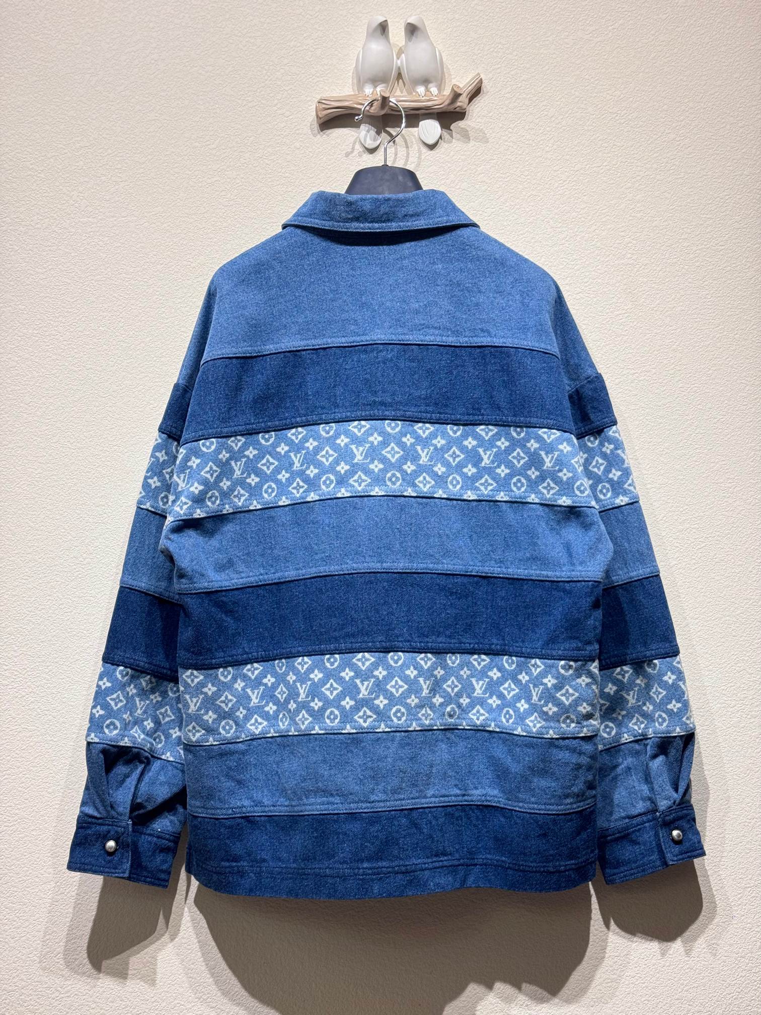 最高級ルイヴィトンスーパーコピー服 ルイヴィトンポロシャツコピー パッチワークロングスリーブデニムポロシャツ 1AFQBS インディゴ コットン100% - 画像 (6)
