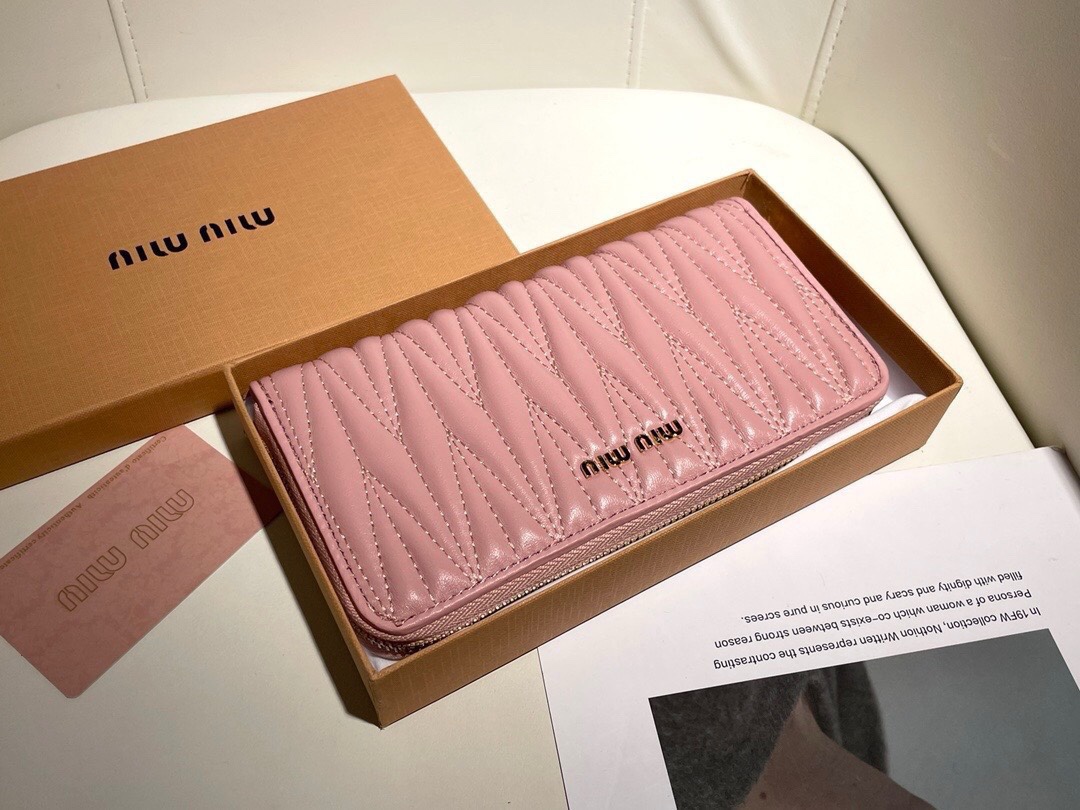 最高級MiuMiuスーパーコピー ミュウミュウ財布コピー マテラッセレザー ジップアラウンド長財布 ピンク 5ML506_2FPP_F0E18 レザー - 画像 (9)