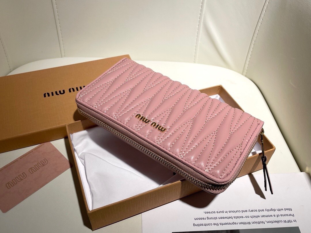最高級MiuMiuスーパーコピー ミュウミュウ財布コピー マテラッセレザー ジップアラウンド長財布 ピンク 5ML506_2FPP_F0E18 レザー - 画像 (8)