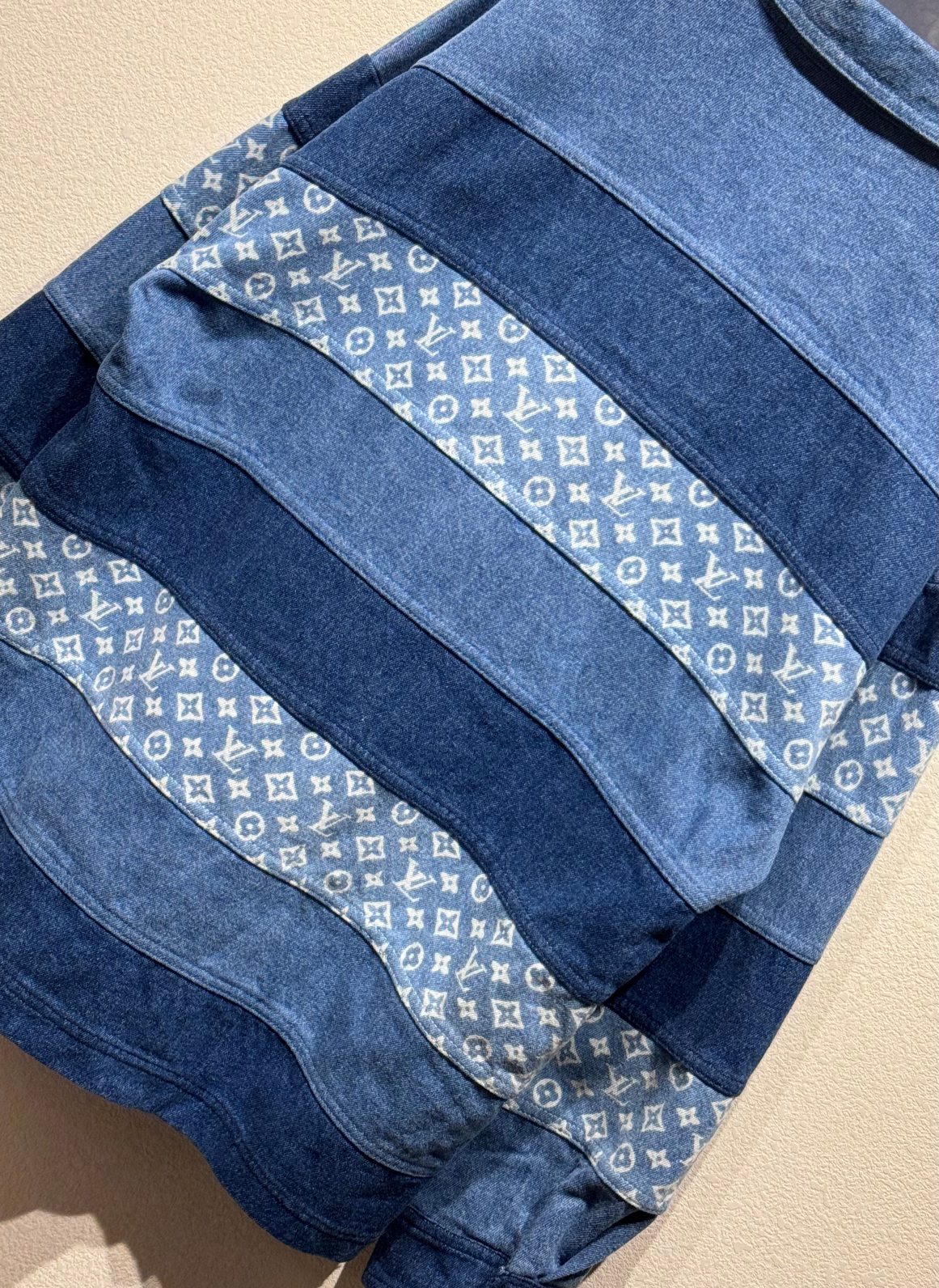 最高級ルイヴィトンスーパーコピー服 ルイヴィトンポロシャツコピー パッチワークロングスリーブデニムポロシャツ 1AFQBS インディゴ コットン100% - 画像 (3)