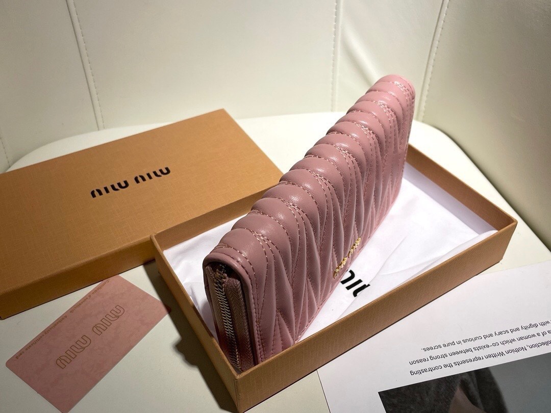 最高級MiuMiuスーパーコピー ミュウミュウ財布コピー マテラッセレザー ジップアラウンド長財布 ピンク 5ML506_2FPP_F0E18 レザー - 画像 (6)