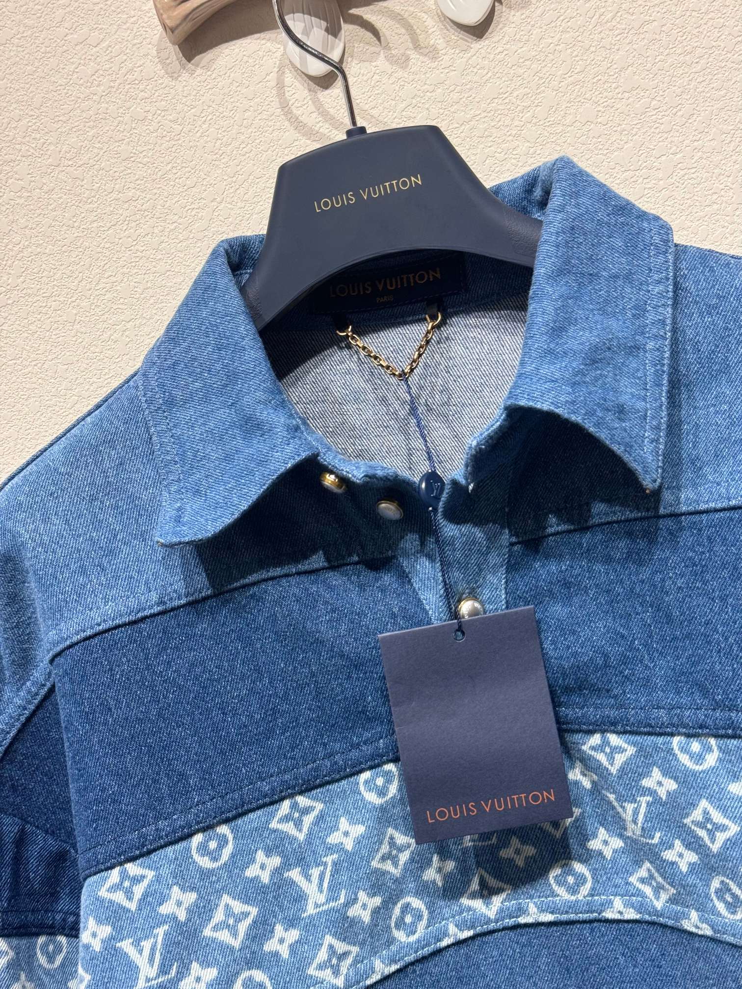 最高級ルイヴィトンスーパーコピー服 ルイヴィトンポロシャツコピー パッチワークロングスリーブデニムポロシャツ 1AFQBS インディゴ コットン100% - 画像 (2)