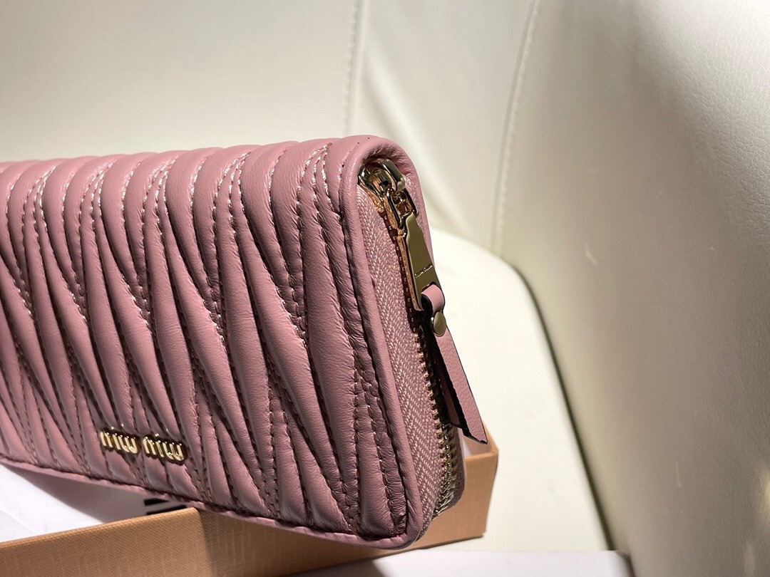 最高級MiuMiuスーパーコピー ミュウミュウ財布コピー マテラッセレザー ジップアラウンド長財布 ピンク 5ML506_2FPP_F0E18 レザー - 画像 (3)