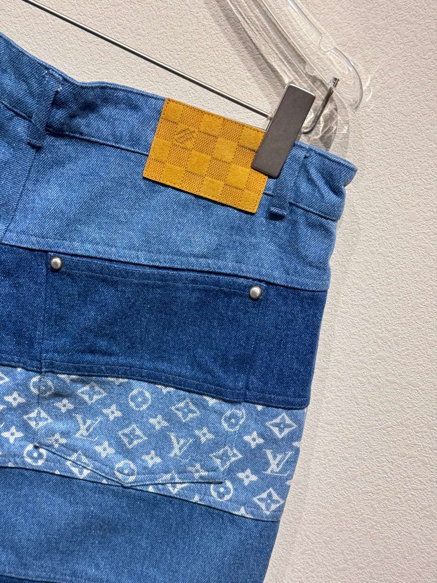 最高級ルイヴィトンスーパーコピー服 ルイヴィトンハーフパンツコピー ストライプパッチワークデニムショーツ 1AFQG1 インディゴ コットン100% - 画像 (5)