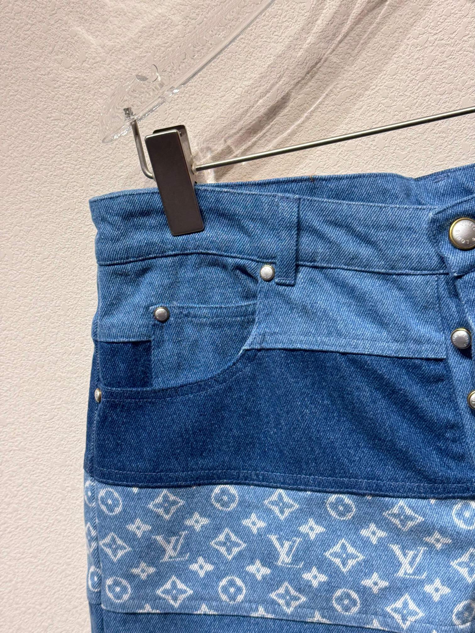 最高級ルイヴィトンスーパーコピー服 ルイヴィトンハーフパンツコピー ストライプパッチワークデニムショーツ 1AFQG1 インディゴ コットン100% - 画像 (3)