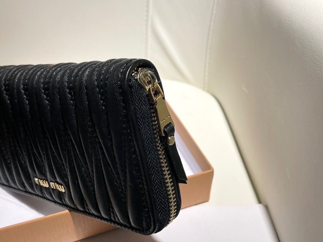 最高級MiuMiuスーパーコピー ミュウミュウ財布コピー マテラッセレザー ジップアラウンド長財布 ブラック 5ML506_2FPP_F0002 レザー - 画像 (3)