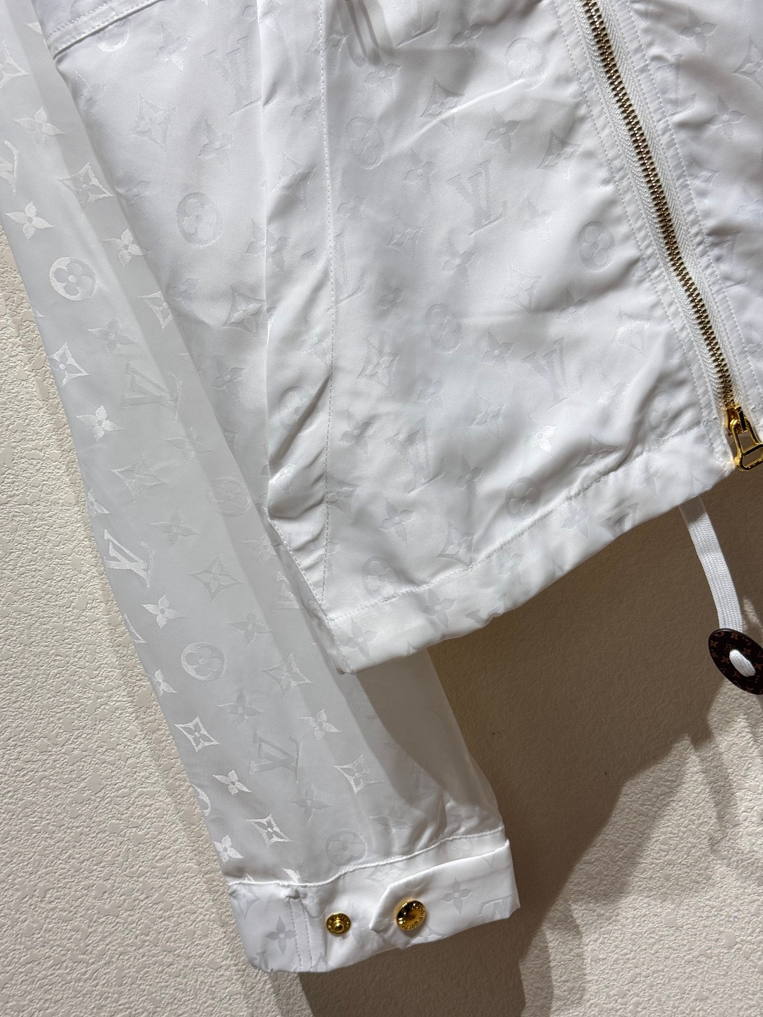 最高級ルイヴィトンスーパーコピー服 ルイヴィトンコートコピー ラッシュガードレディース UVカットパーカー 冷感 長袖 水着 薄手通気性 フード付き紫外線対策 日焼け対策ウェア - 画像 (4)