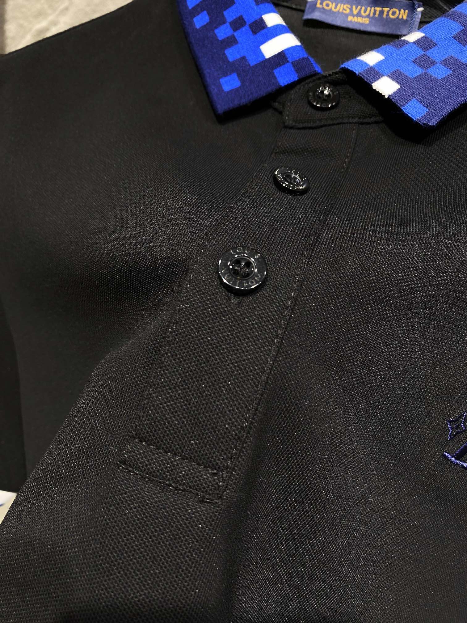 最高級ルイヴィトンスーパーコピー服 ルイヴィトンポロシャツコピー エンブロイダードショートスリーブコットンプレンドポロシャツ コットン100% ブラック 202405102 - 画像 (7)