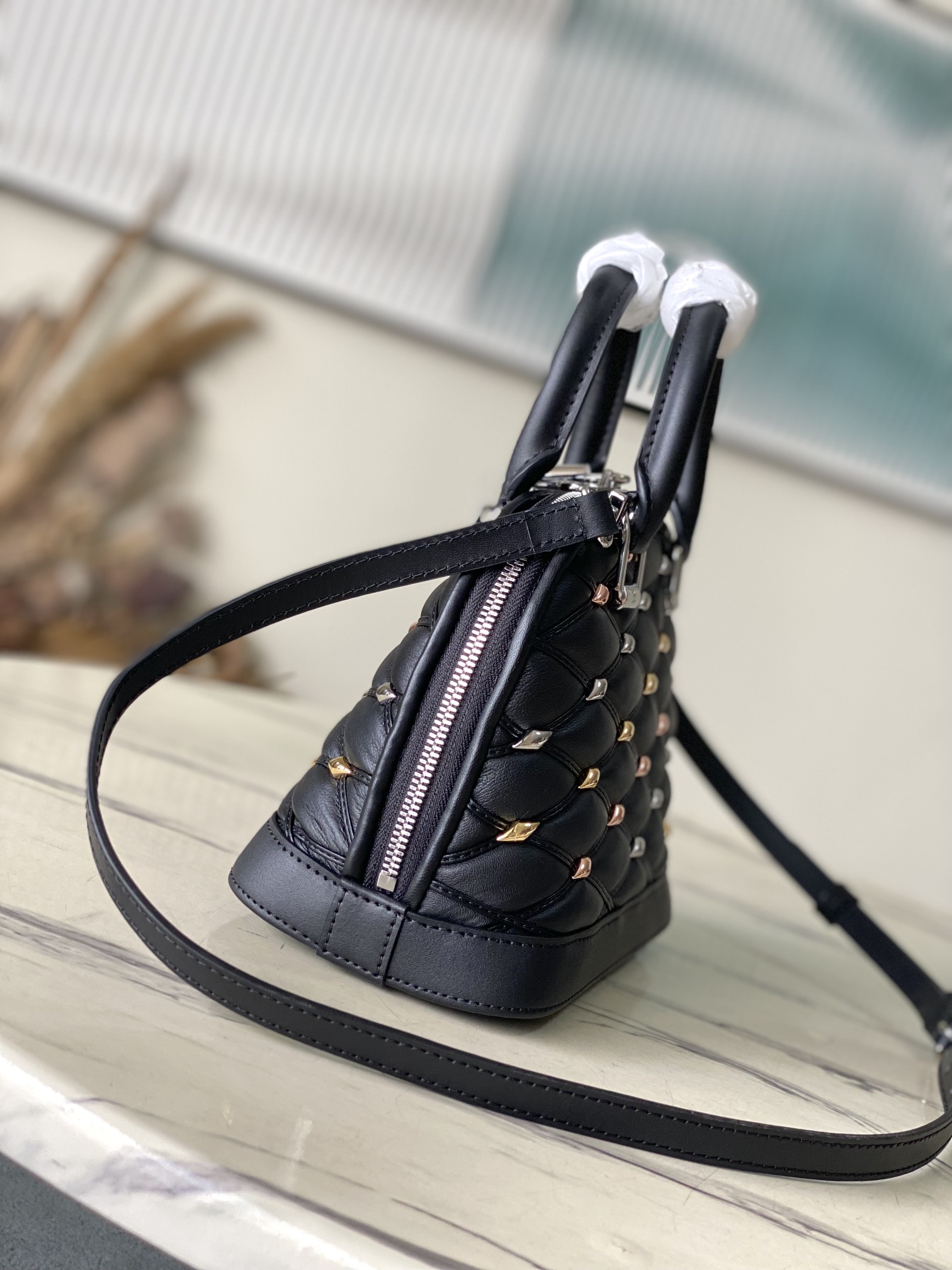 最高級ルイヴィトンスーパーコピー ルイヴィトン ハンドバッグ コピー アルマ BB ブラック M23666 ラムレザー ゴールド金具 - 画像 (9)