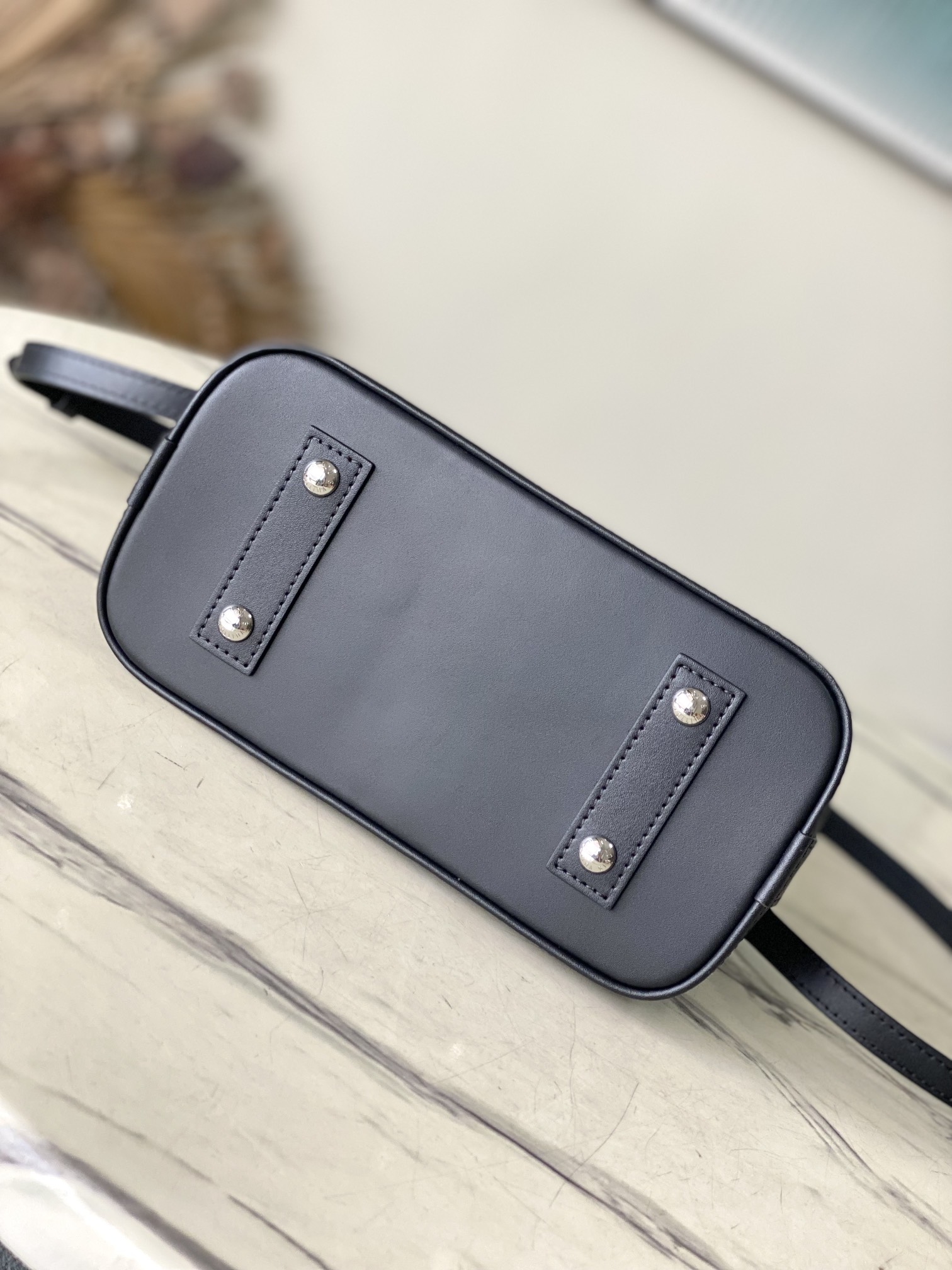 最高級ルイヴィトンスーパーコピー ルイヴィトン ハンドバッグ コピー アルマ BB ブラック M23666 ラムレザー ゴールド金具 - 画像 (7)