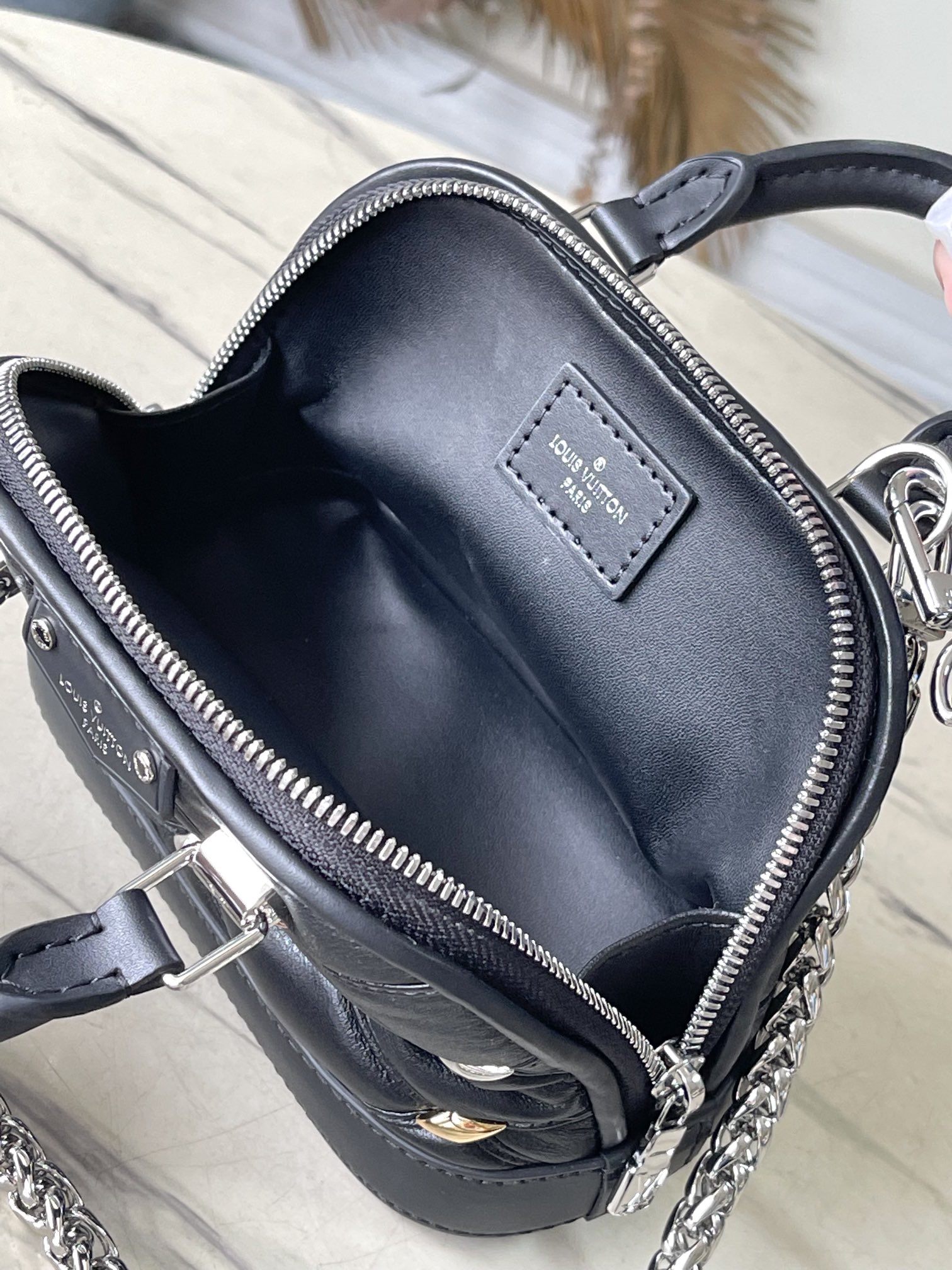 最高級ルイヴィトンスーパーコピー ルイヴィトン ハンドバッグ コピー ナノ・アルマ ブラック M83019 ラムレザー ゴールド金具 - 画像 (2)