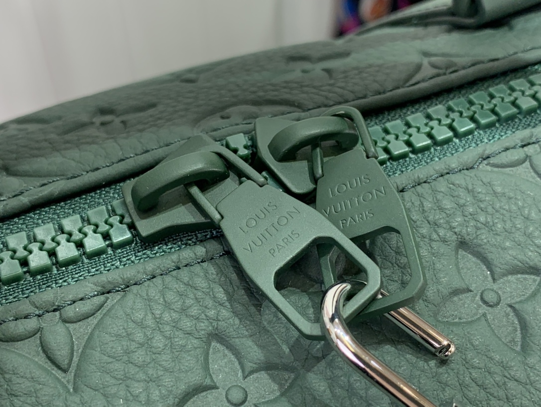 最高級ルイヴィトンスーパーコピー ルイヴィトン ボストンバッグ 新品 キーポル・バンドリエール 50 フォレスト グリーン M24440 モノグラム・パターンをエンボス加工したトリヨンレザー トーン・オン・トーン金具 - 画像 (3)