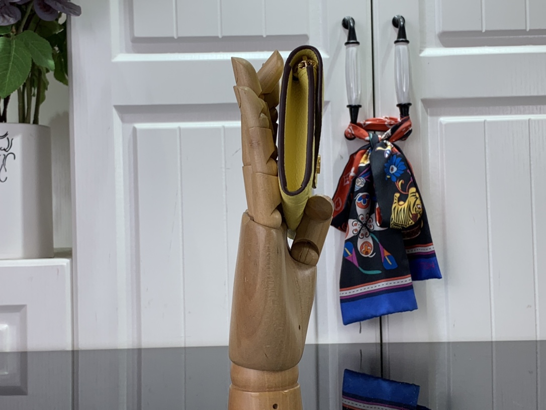 最高級ルイヴィトンスーパーコピー ルイヴィトン財布コピー ポルトモネ・ロザリ ジョーヌマット M41939 モノグラム・アンプラント レザー ゴールド金具 - 画像 (9)