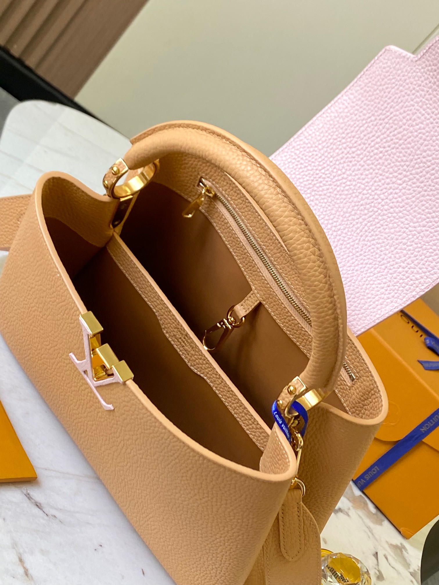 最高級ルイヴィトンスーパーコピー ルイヴィトン ハンドバッグ コピー カプシーヌ MM ベージュ×ピンク M22206 トリヨンレザー ゴールド金具 - 画像 (4)