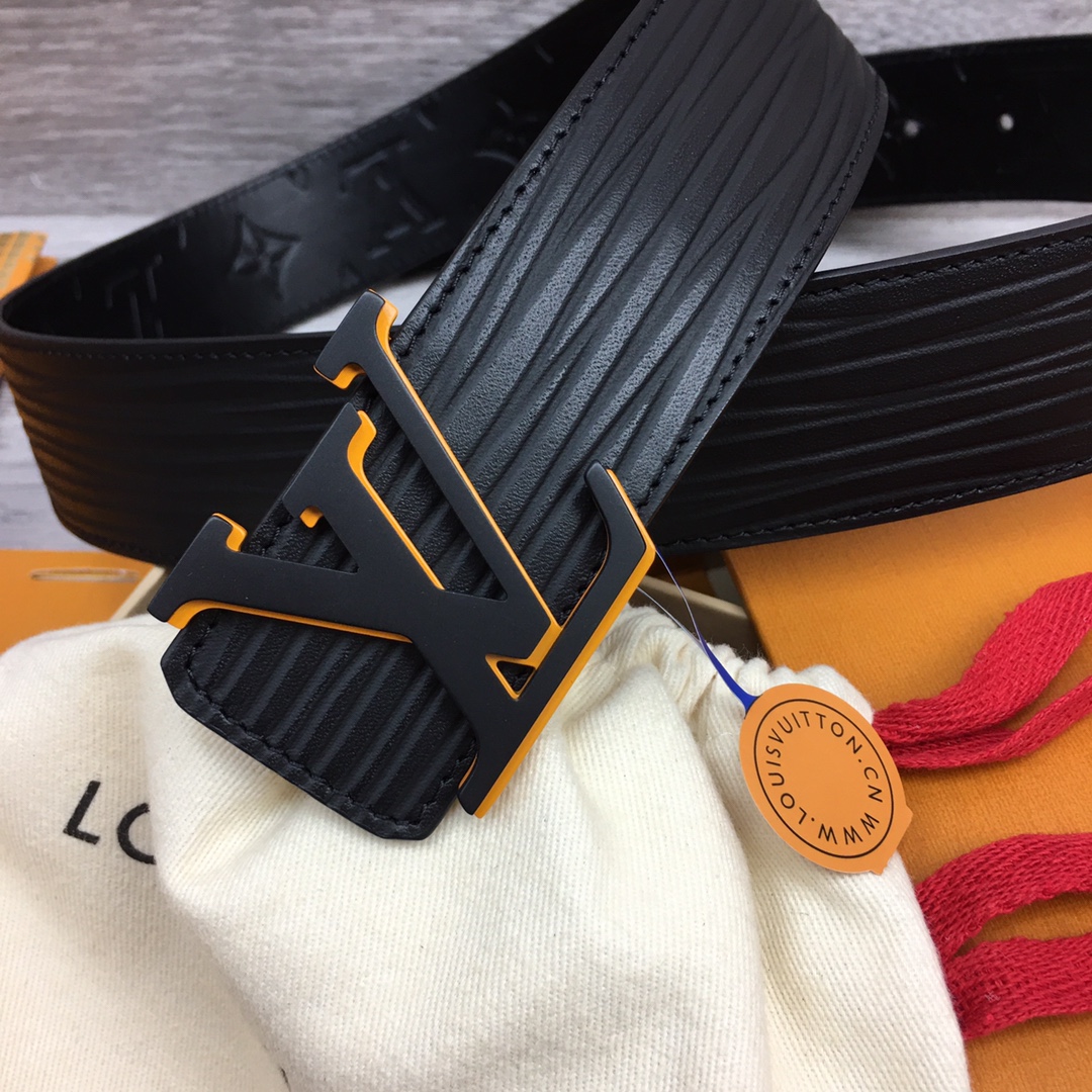 最高級ルイヴィトンスーパーコピー ルイヴィトンベルトコピー ベルト・LV イニシャル 40MM リバーシブル ブラック M8609U エンボス加工したグレインレザー ブラック金具 - 画像 (5)
