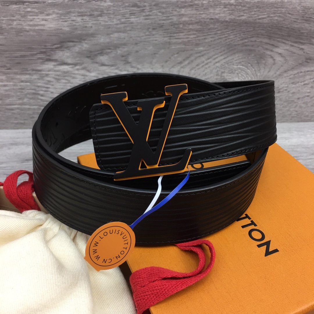 最高級ルイヴィトンスーパーコピー ルイヴィトンベルトコピー ベルト・LV イニシャル 40MM リバーシブル ブラック M8609U エンボス加工したグレインレザー ブラック金具 - 画像 (3)